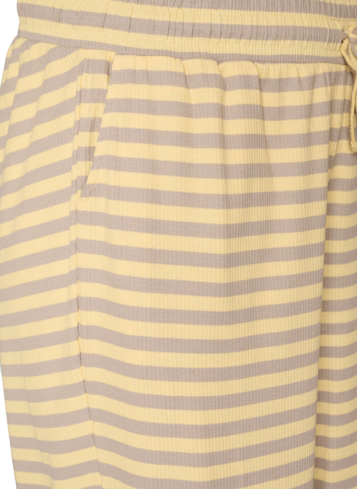 Raidalliset pyjamahousut korkealla vy&ouml;t&auml;r&ouml;ll&auml; ja leveill&auml; lahkeilla, Keltainen, Packshot image number 2