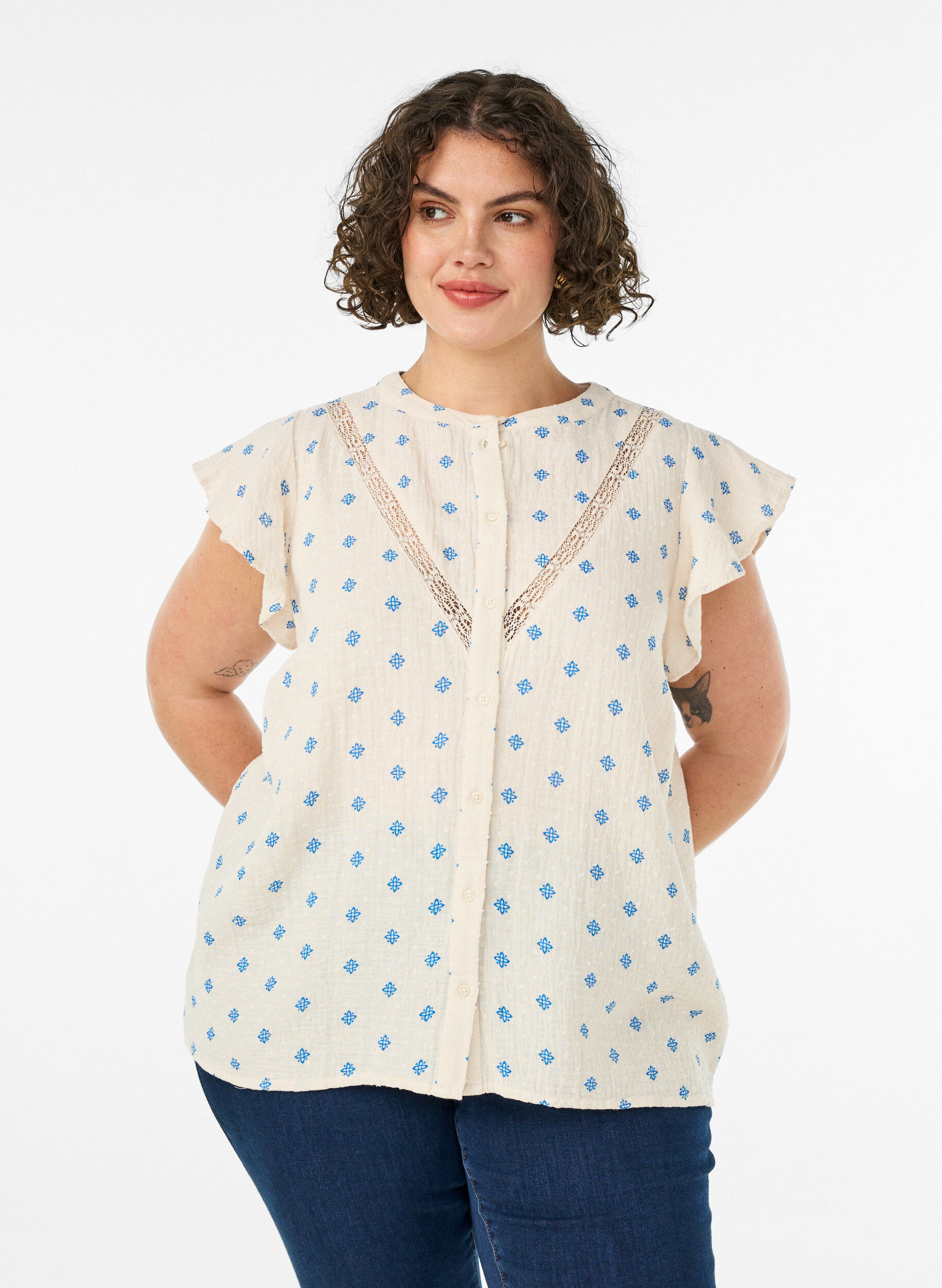 Hihaton pusero virkatulla reunuksella ja r&ouml;yhel&ouml;yksityiskohdilla, Beige, Model