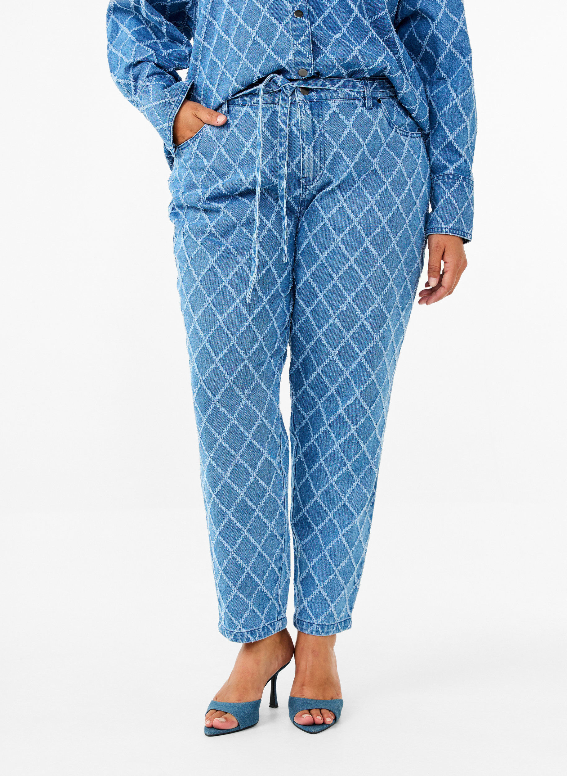 Zizzi Vajaamittaiset Mille-farkut, jotka on kuvioitu kulutetun n&auml;k&ouml;isiksi, Blue Denim, Model image number 2