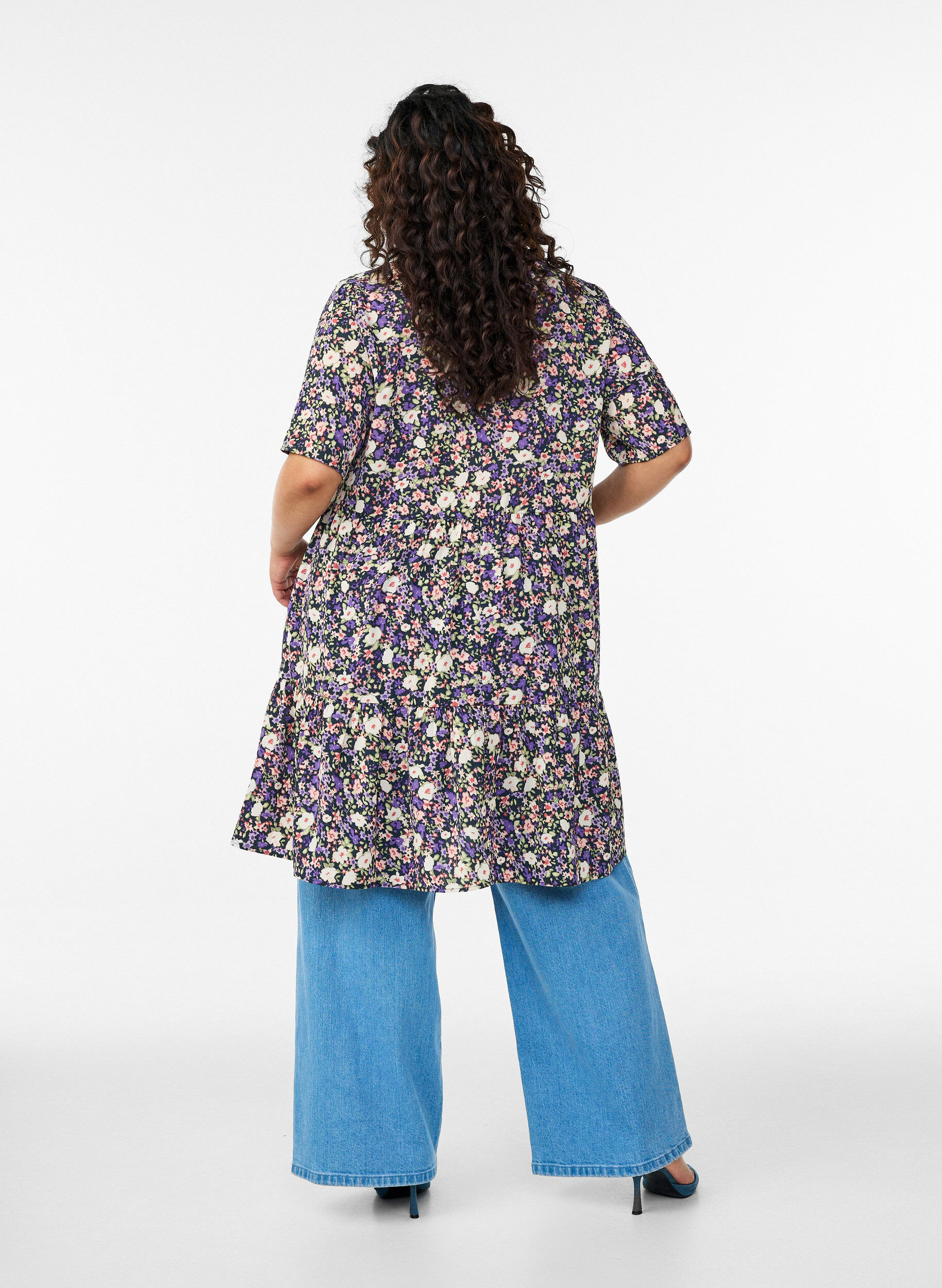 Zizzi Lyhythihainen A-linjainen mekko, jossa on leikkauslinja, Violetti, Model image number 2