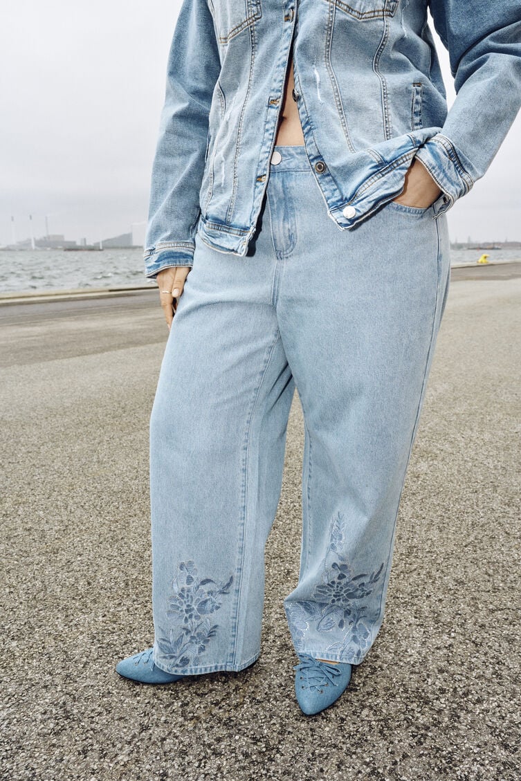 Wide fit -farkut kukka-yksityiskohdilla, , Model