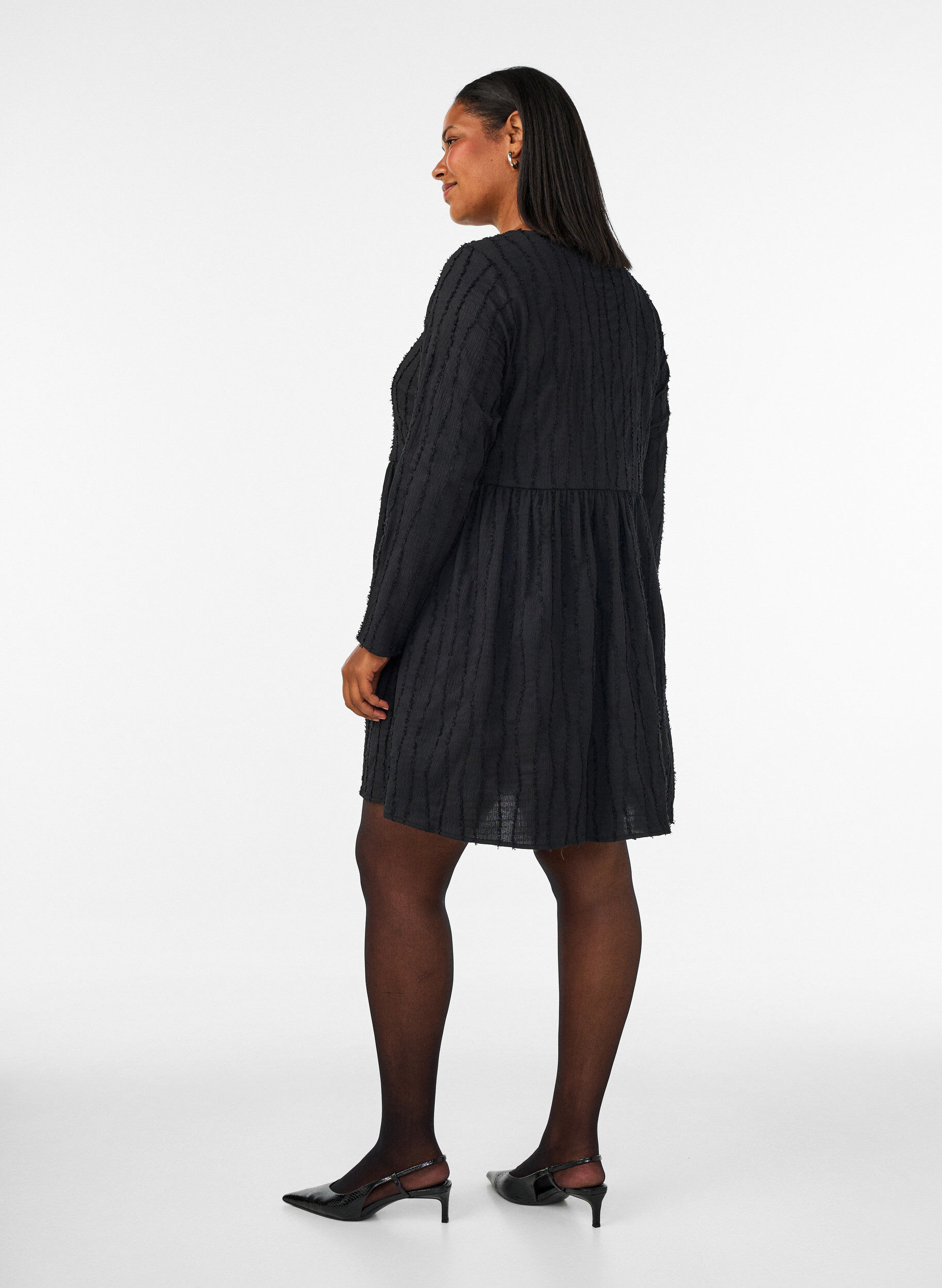 ZizziLyhyt jersey-mekko aaltoilevalla tekstuurilla, Musta, Model image number 2