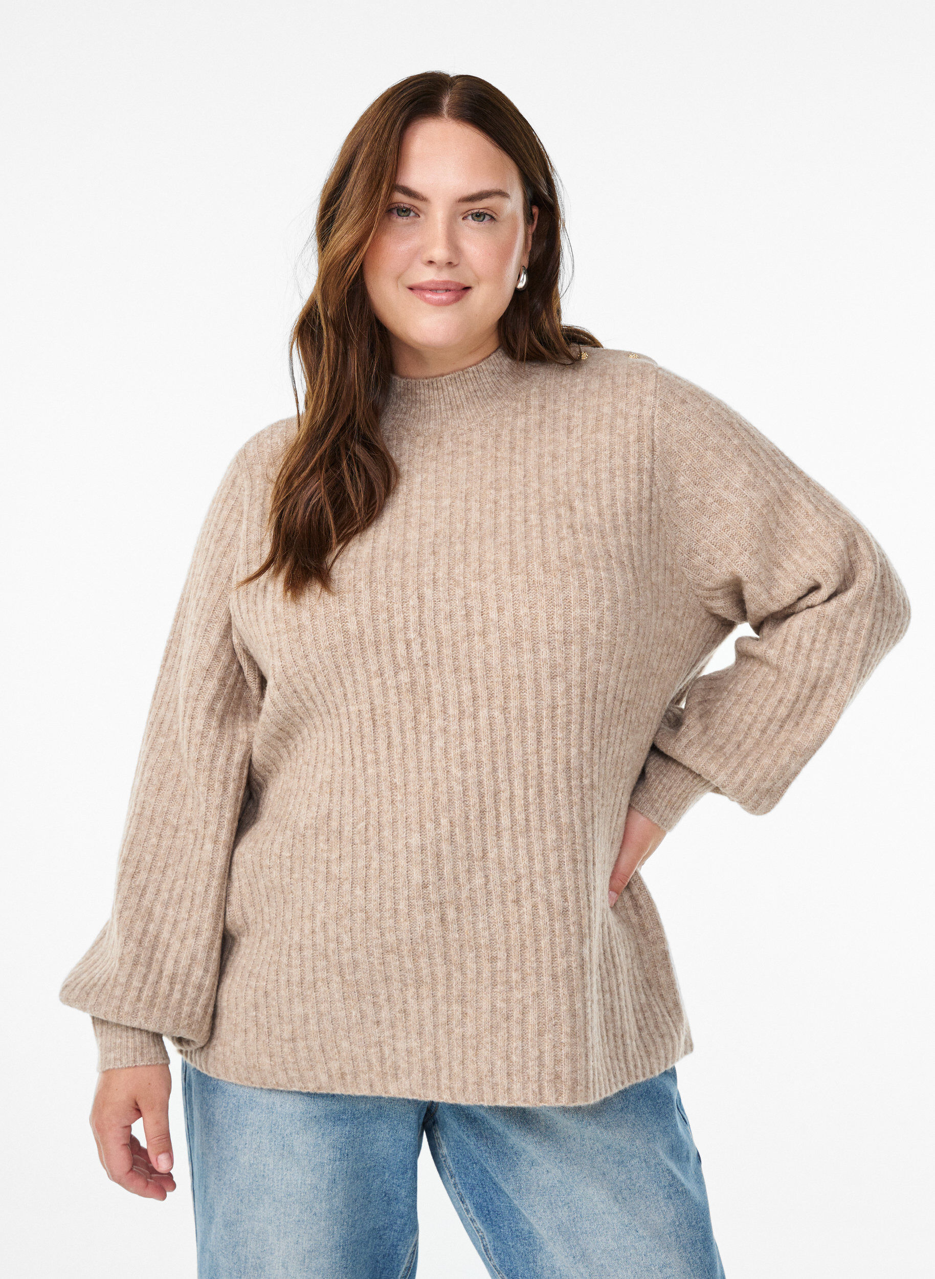Zizzi Ribattu neulepusero puff-hihoilla ja napeilla, Beige, Model image number 0