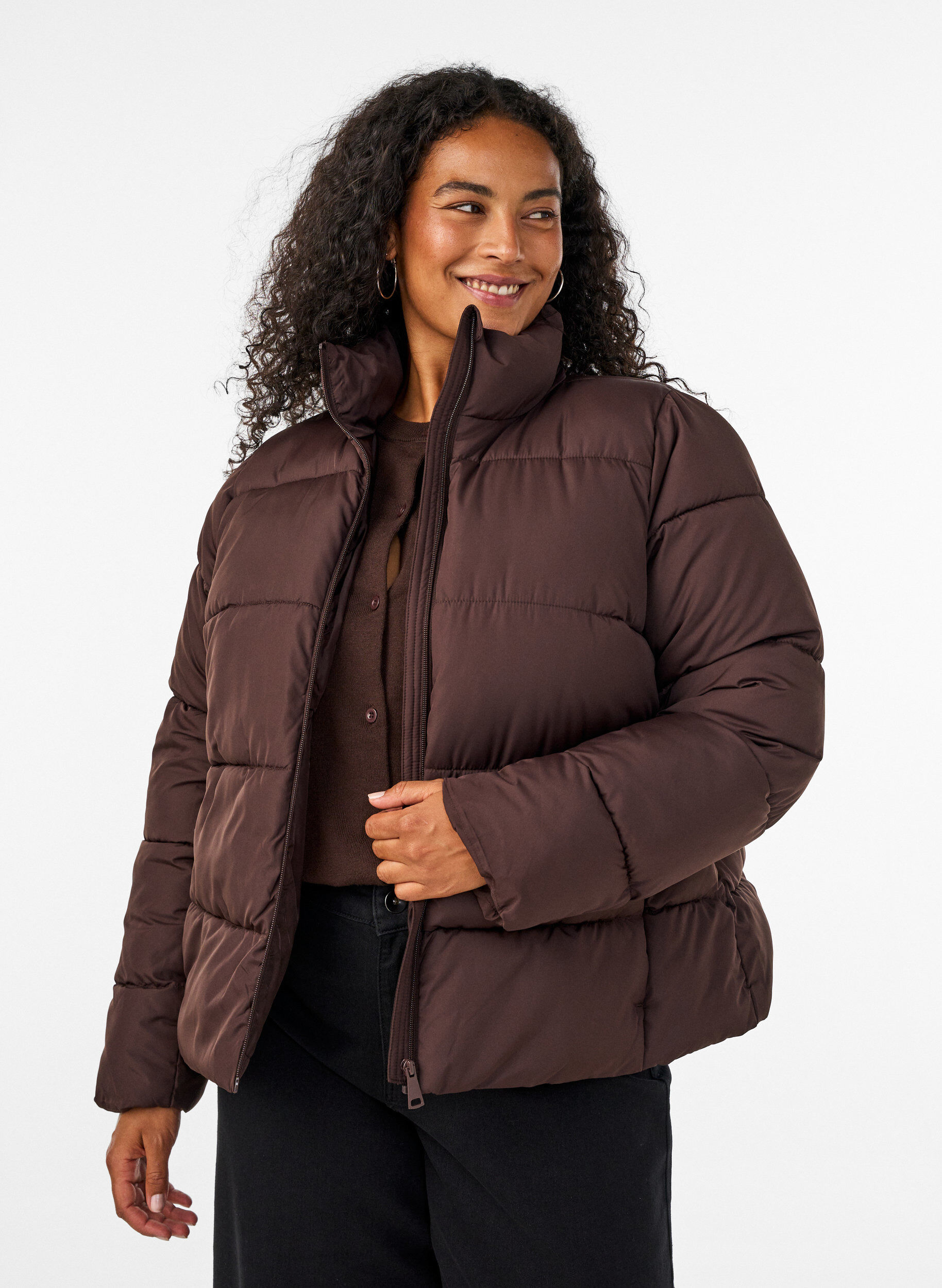 Lyhyt toppatakki korkealla kauluksella, Ruskea, Model