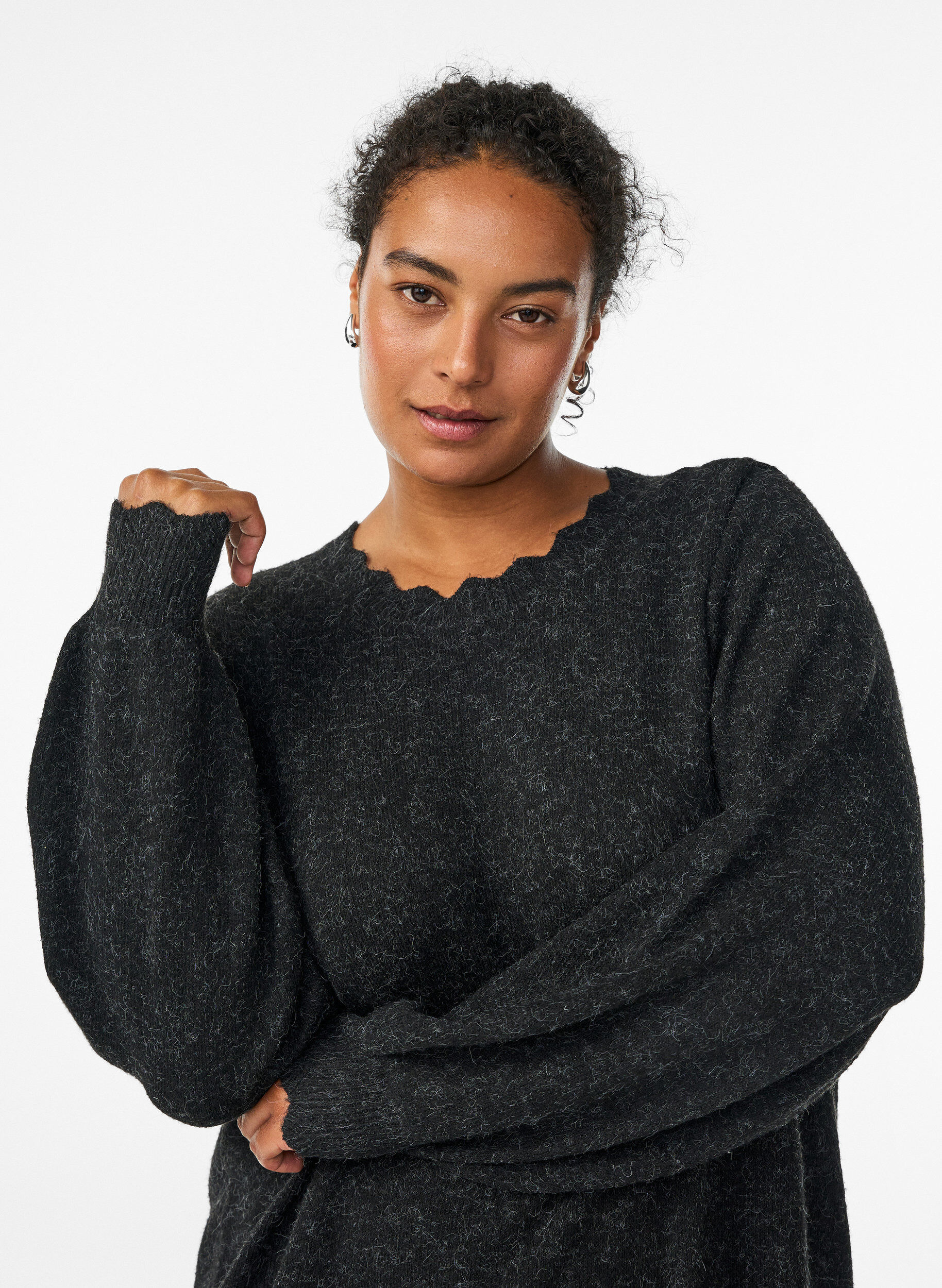 ZizziLyhyt neulemekko aaltoilevalla helmalla ja halkioilla, Harmaa, Model image number 2
