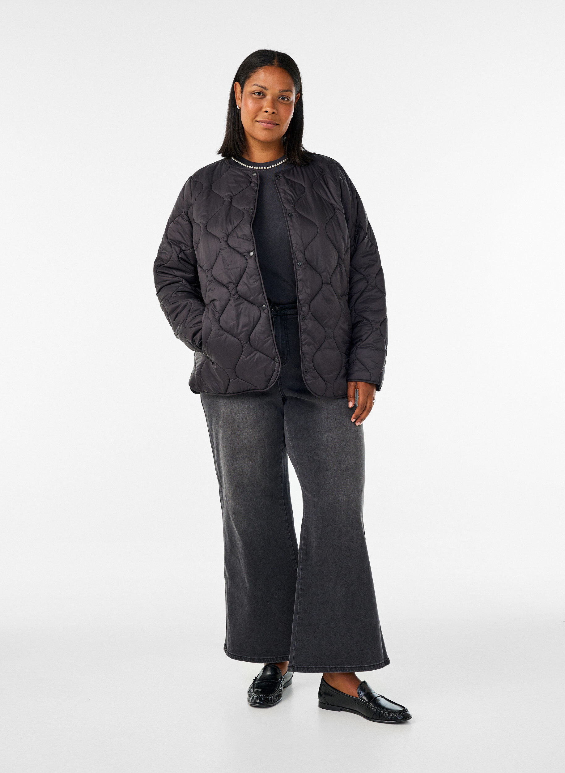 ZizziTikkitakki painonapeilla ja py&ouml;re&auml;ll&auml; p&auml;&auml;ntiell&auml;, Musta, Model image number 1