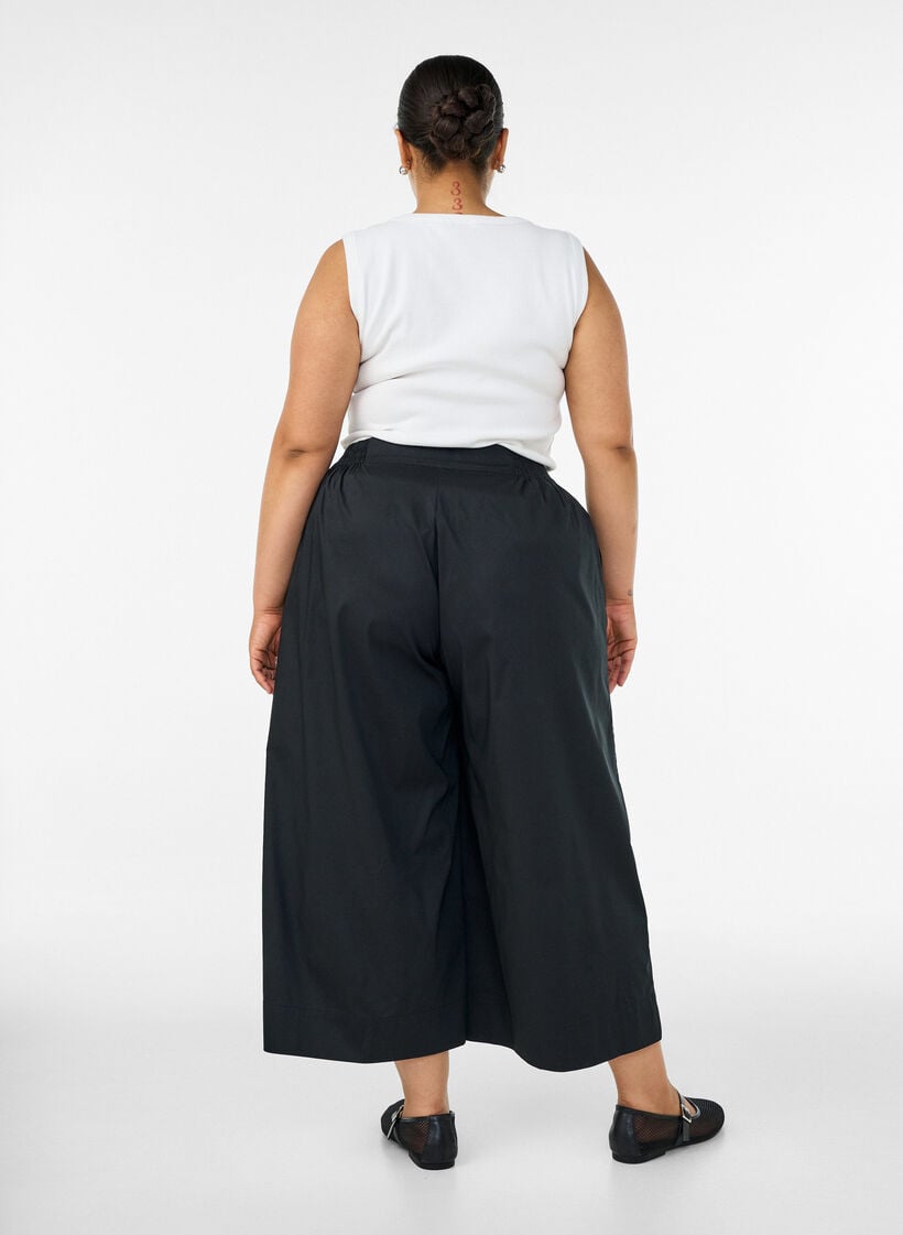 Culotte -housut joustavalla vy&ouml;t&auml;r&ouml;ll&auml; ja leveill&auml; lahkeilla, Musta, Model image number 1