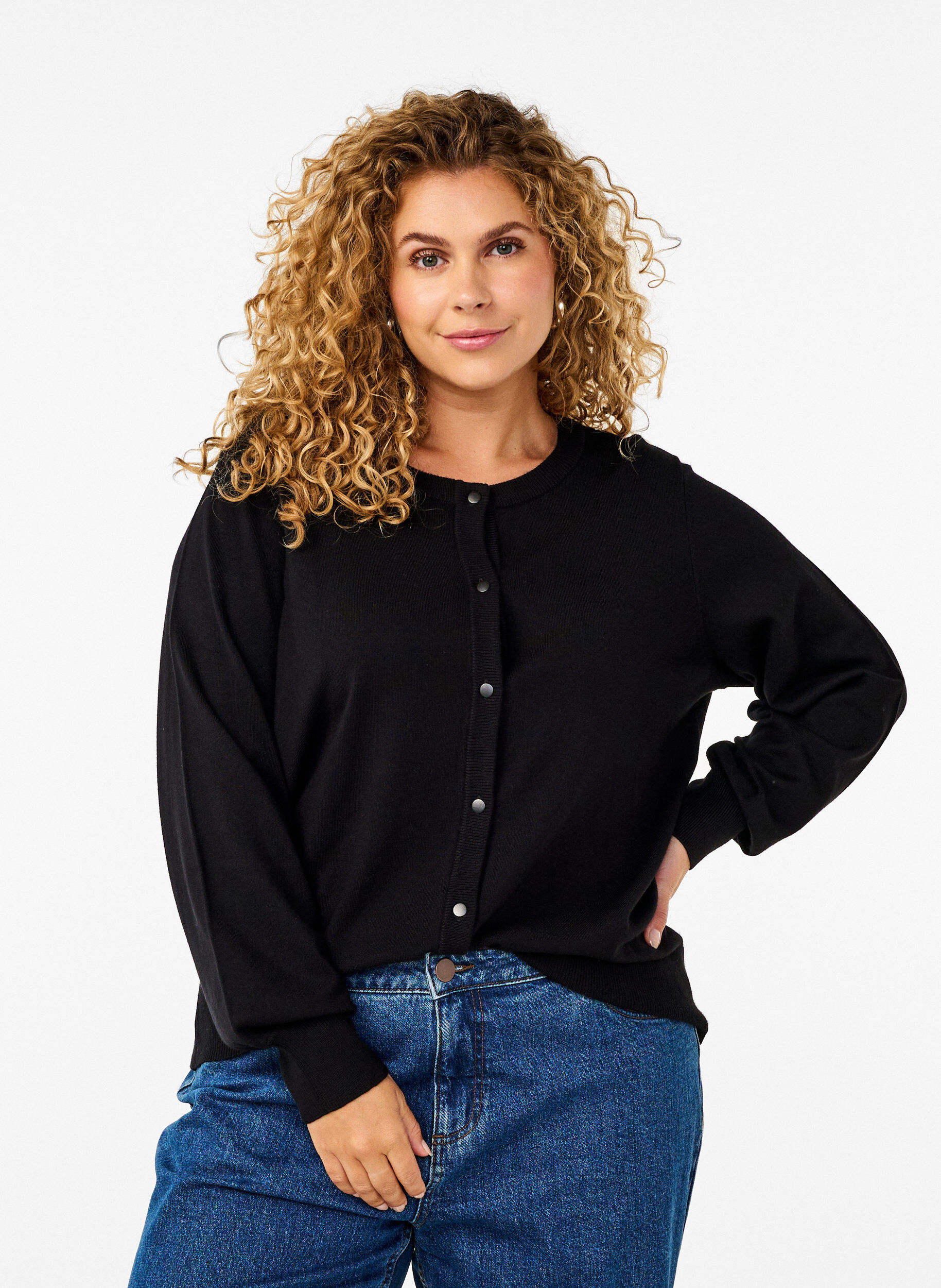 Neuletakki, jossa py&ouml;re&auml; p&auml;&auml;ntie ja napit, Musta, Model