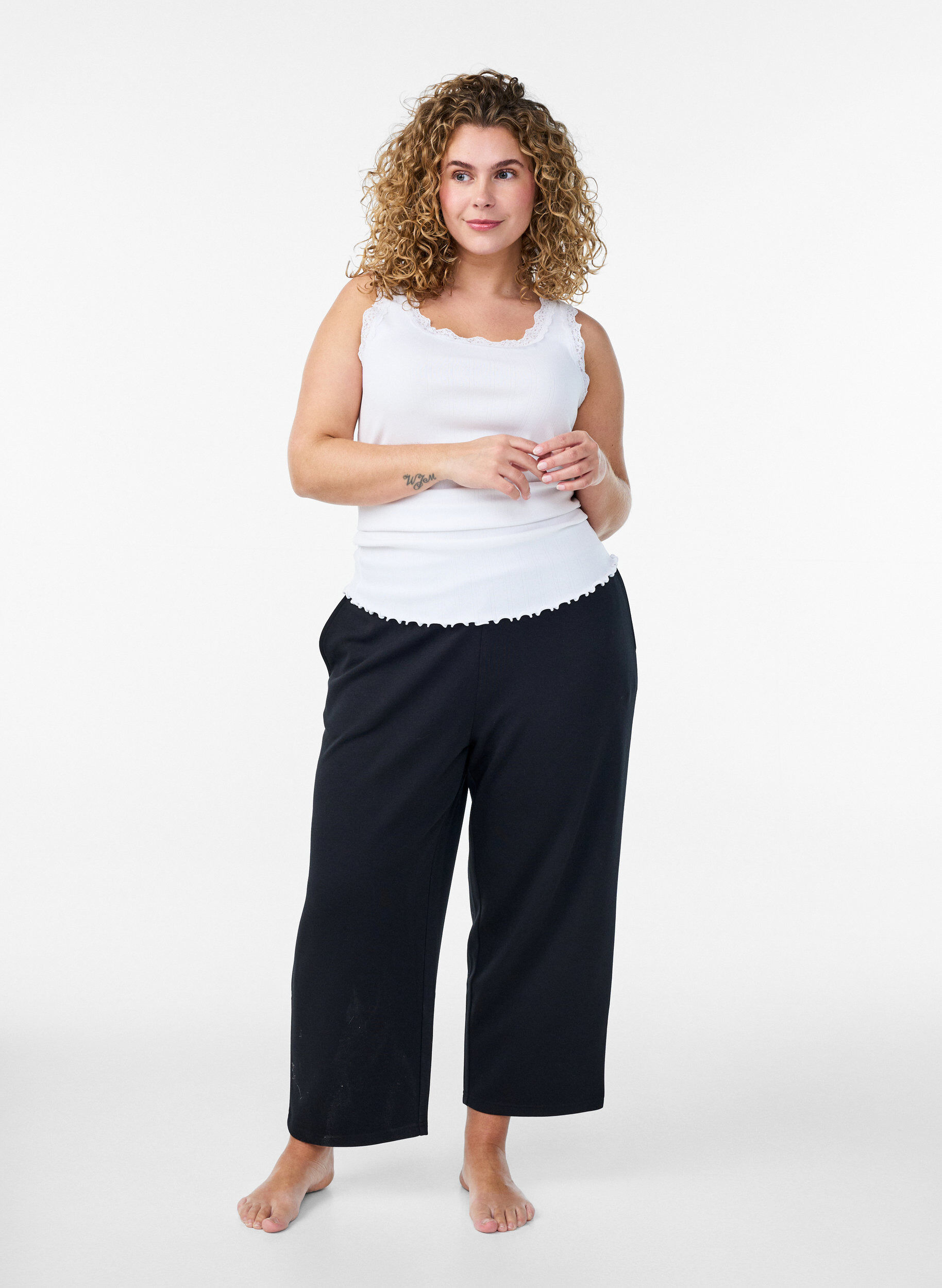 Zizzi Toppi pitsireunuksella ja rei&rsquo;itetyll&auml; brodeerauksella, Valkoinen, Model image number 1