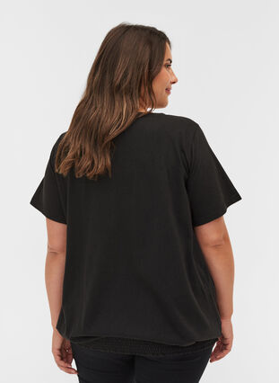 Ekologisesta puuvillasta valmistettu t-paita smokkirypytyksellä , Black, Model image number 1