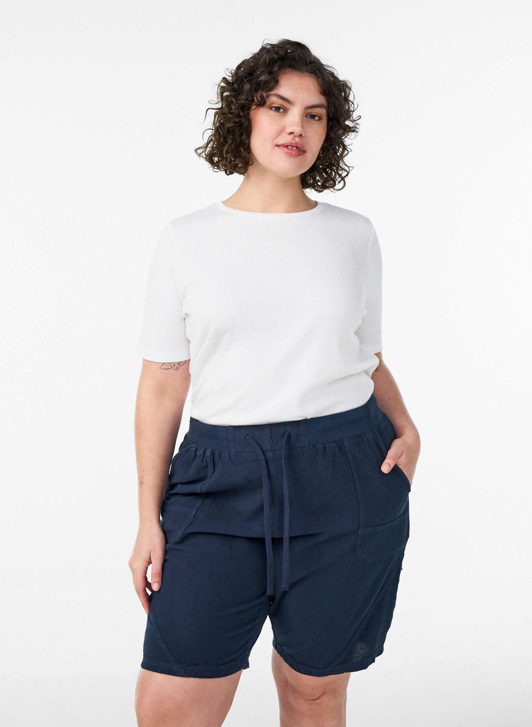 V&auml;lj&auml;t puuvillashortsit taskuilla, Sininen, Model