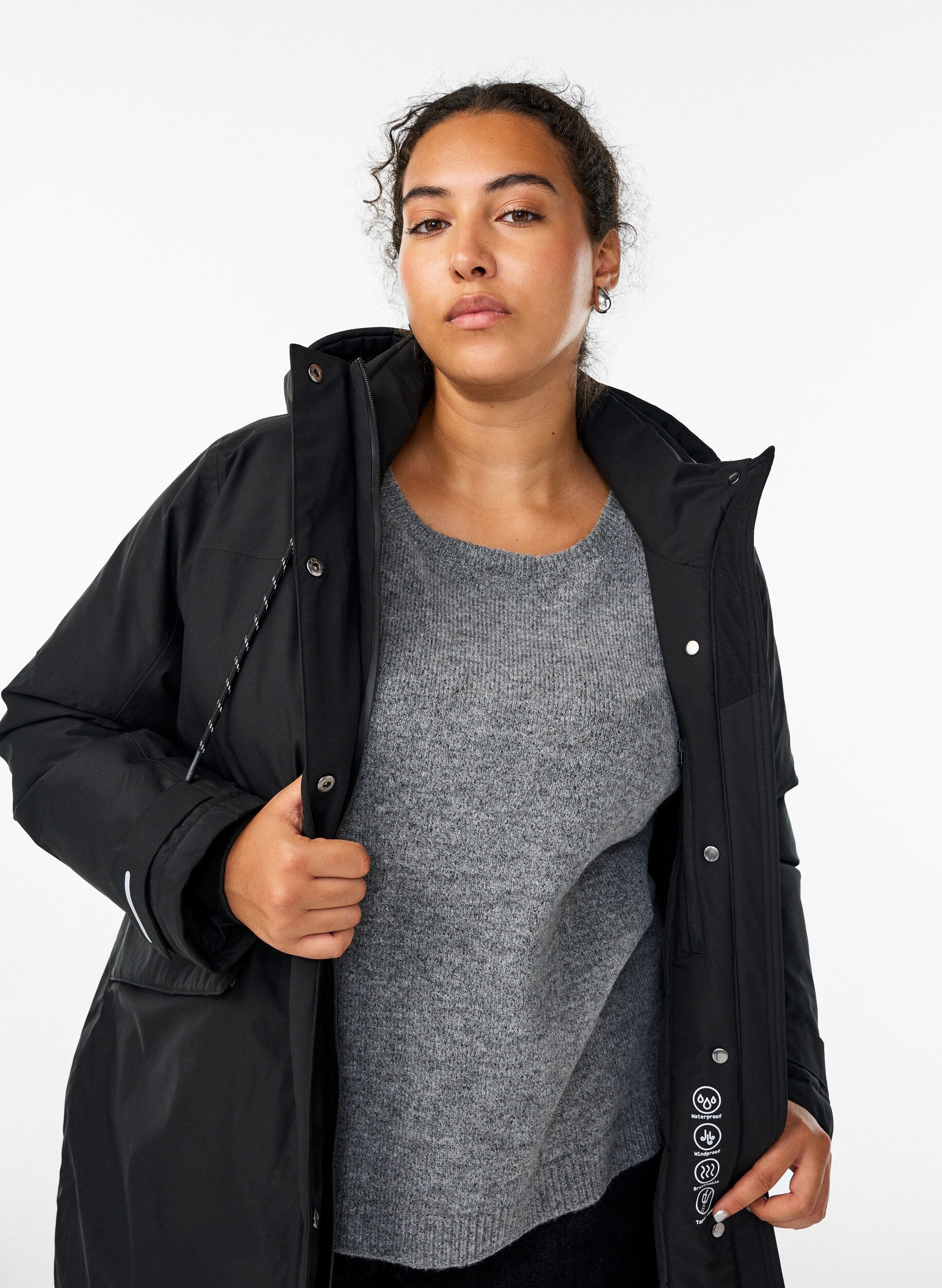 Zizzi Vett&auml;hylkiv&auml; parka hupulla ja k&auml;yt&auml;nn&ouml;llisill&auml; yksityiskohdilla, Musta, Model image number 3