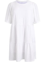 Lyhyt mekko pitsikuviolla ja kerrostetulla helmalla, Valkoinen