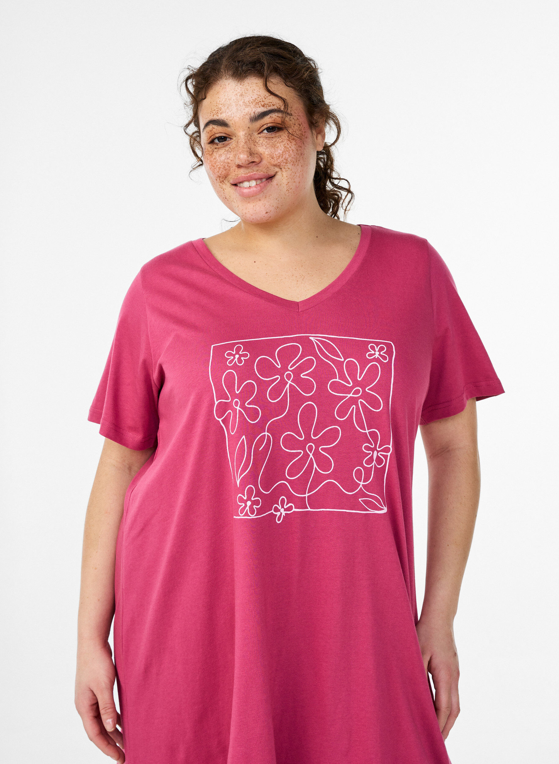 Zizzi Luomupuuvillainen y&ouml;paita V-p&auml;&auml;ntiell&auml;, Punainen, Model image number 2