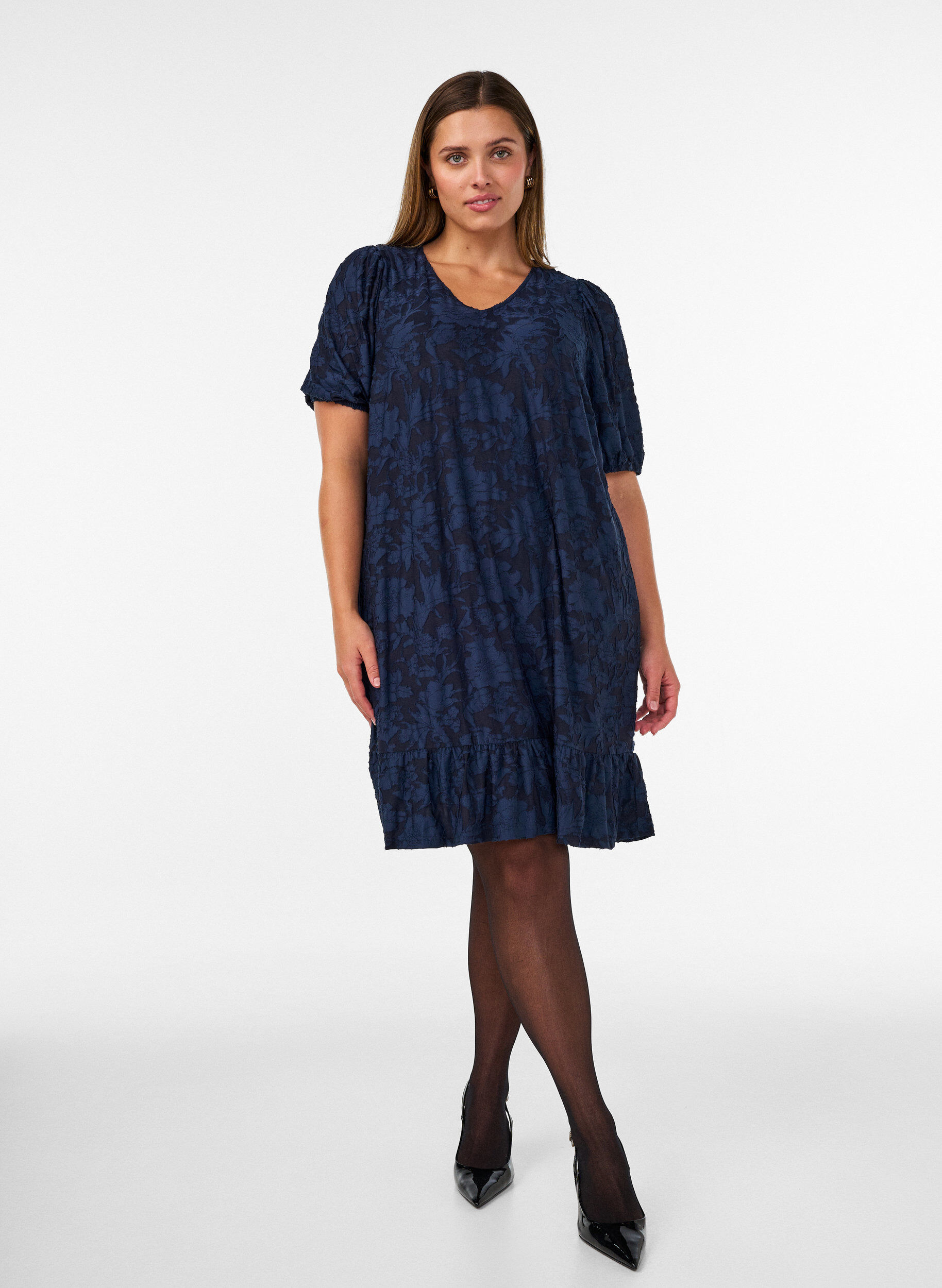 ZizziMekko kukkatekstuurilla ja r&ouml;yhel&ouml;reunuksella, Sininen, Model image number 1
