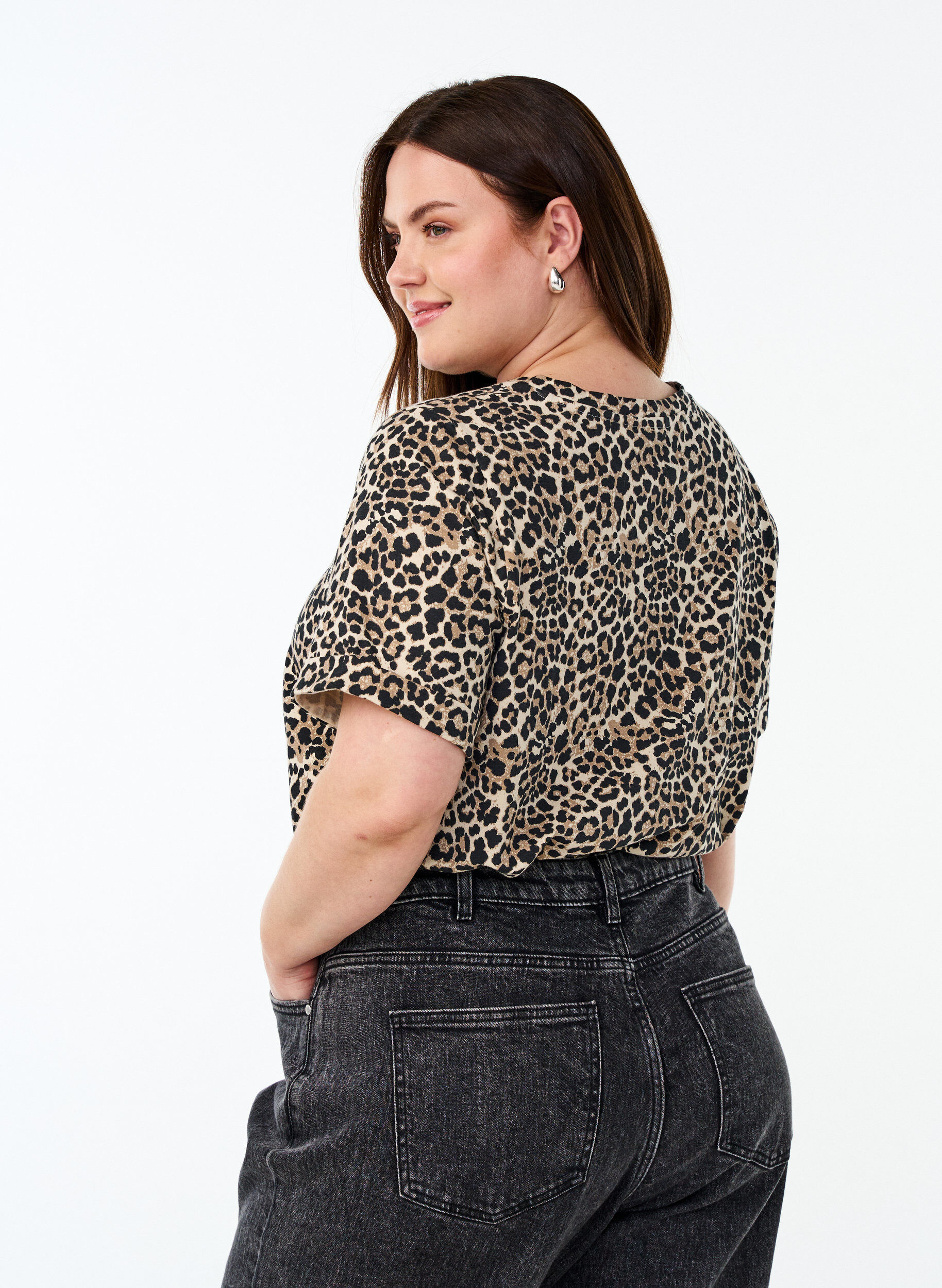 Zizzi Py&ouml;re&auml;kauluksinen T-paita, jossa kauttaaltaan printti, Ruskea, Model image number 2