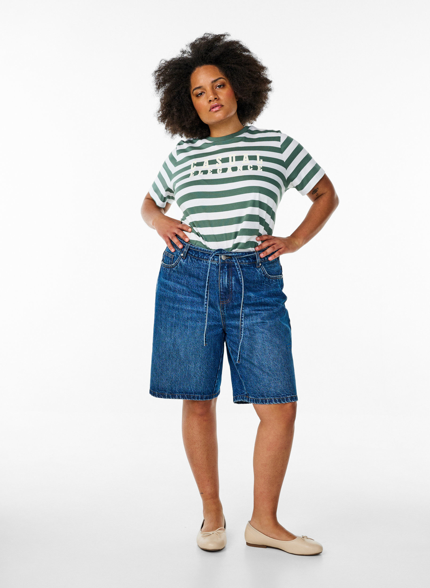 Zizzi Luomupuuvillasta valmistettu T-paita raidoilla ja tekstill&auml;, Vihre&auml;, Model image number 1