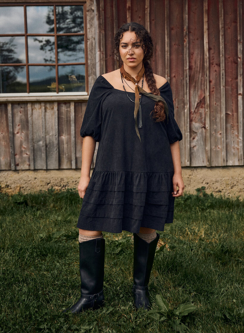 Lyhyt vakosamettimekko, jossa on neliskanttinen pääntie, Musta, Image image number 0