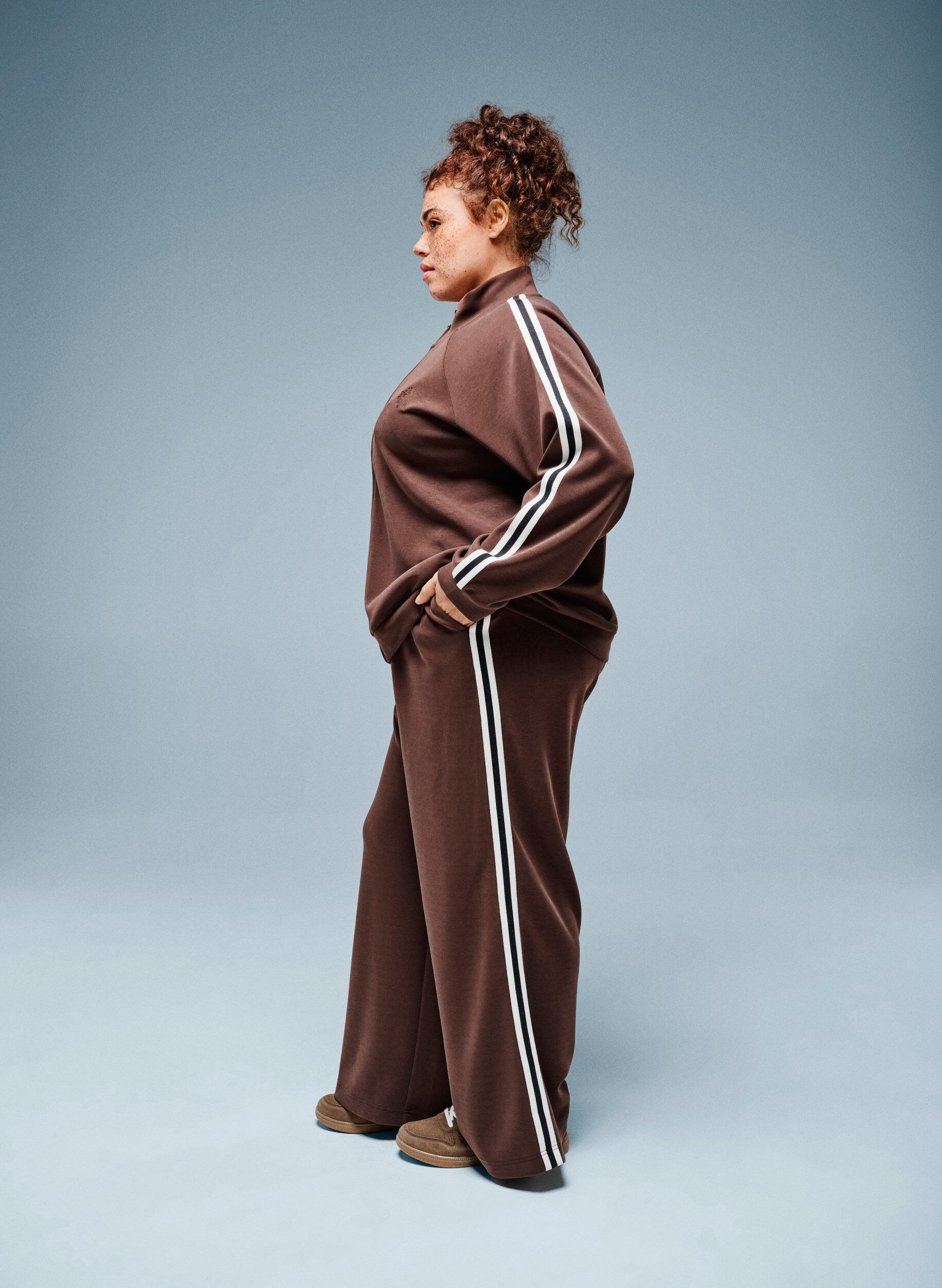 Zizzi Rennot treenihousut korkealla vy&ouml;t&auml;r&ouml;ll&auml; ja raitayksityiskohdilla, Ruskea, Image image number 0