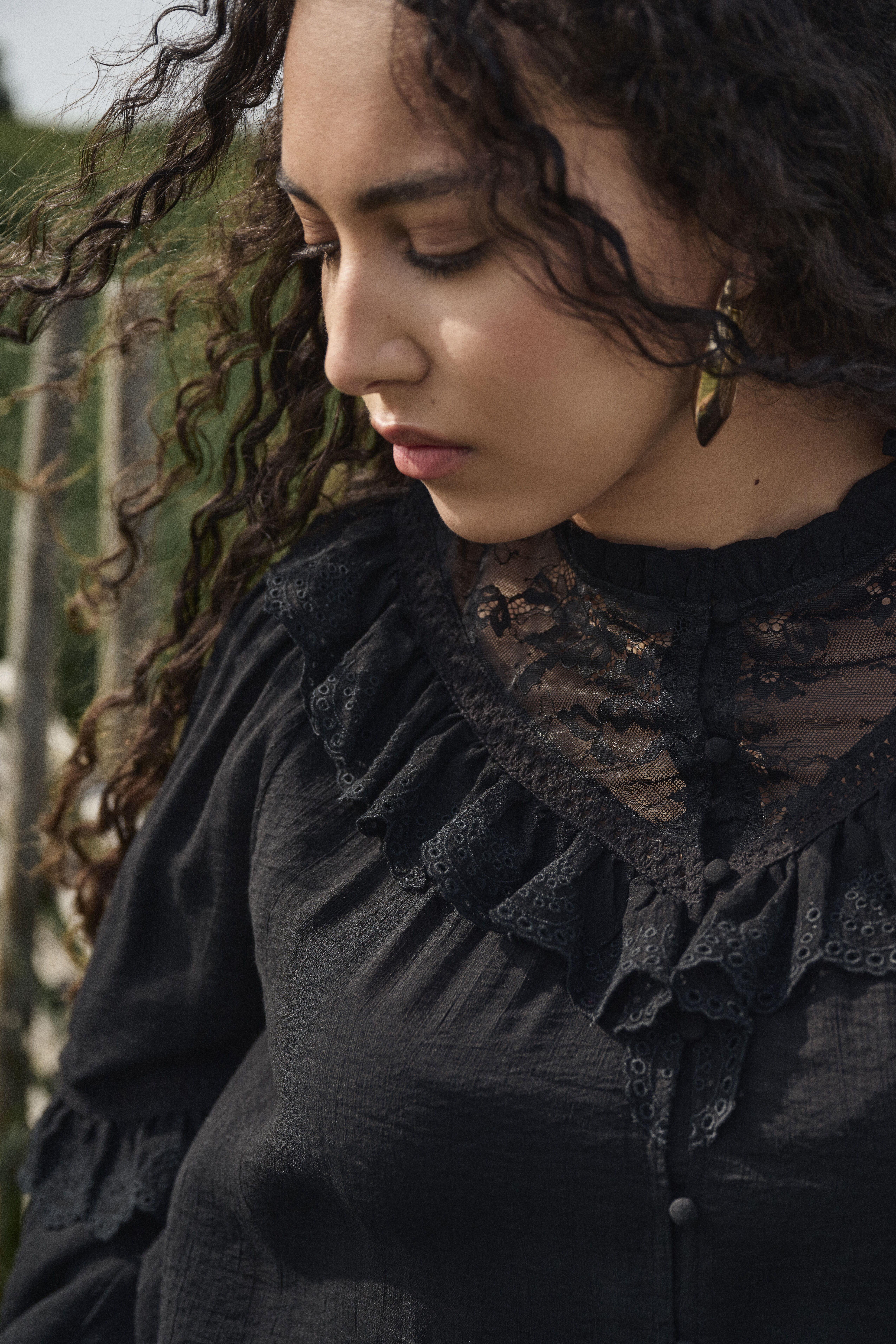 Zizzi Musta pusero, jossa on r&ouml;yhel&ouml;it&auml; ja pitsi&auml;, , Model