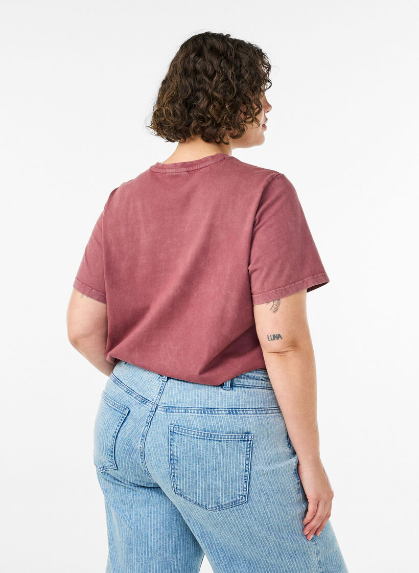Puuvillainen T-paita etupainatuksella ja pestyll&auml; lookilla, Punainen, Model image number 2