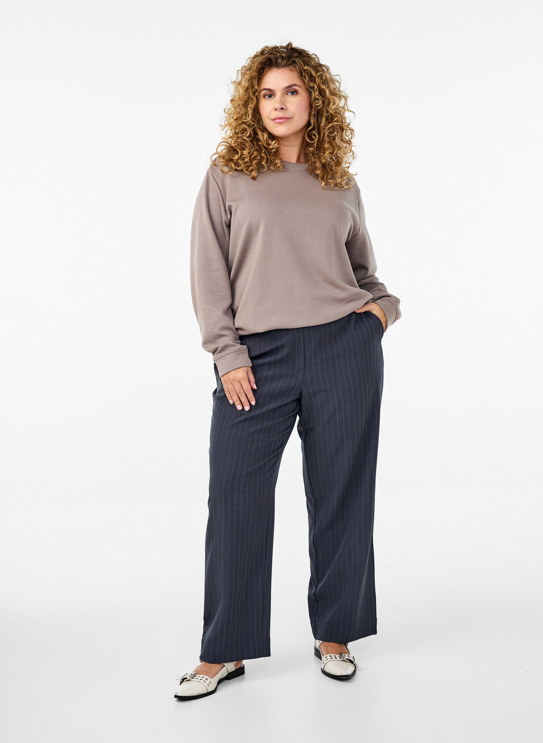 Zizzi FLASH - Collegepaita py&ouml;re&auml;ll&auml; p&auml;&auml;ntiell&auml;, Beige, Model image number 1