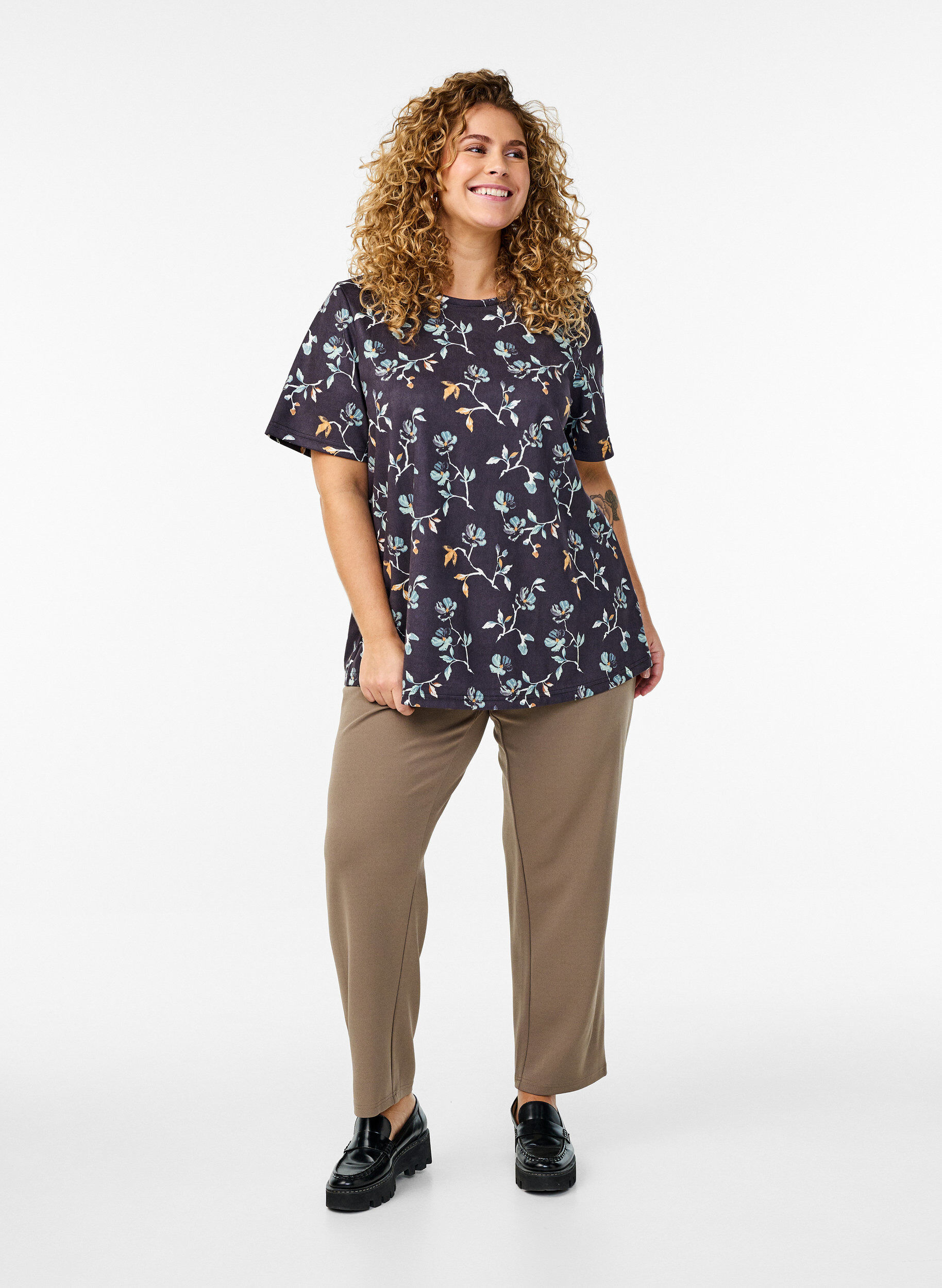 Zizzi FLASH - T-paita kukkakuviolla, Musta, Model image number 1