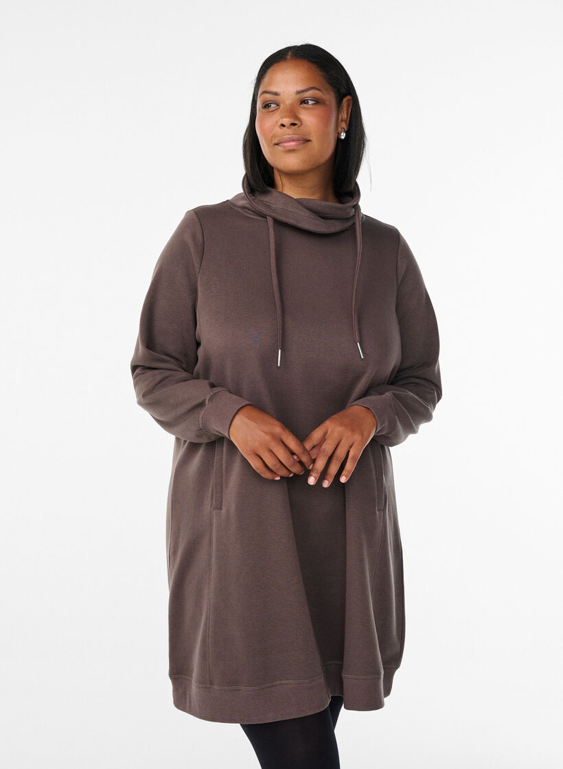 Lyhyt swetarimekko korkealla kauluksella ja taskuilla, Ruskea, Model image number 0