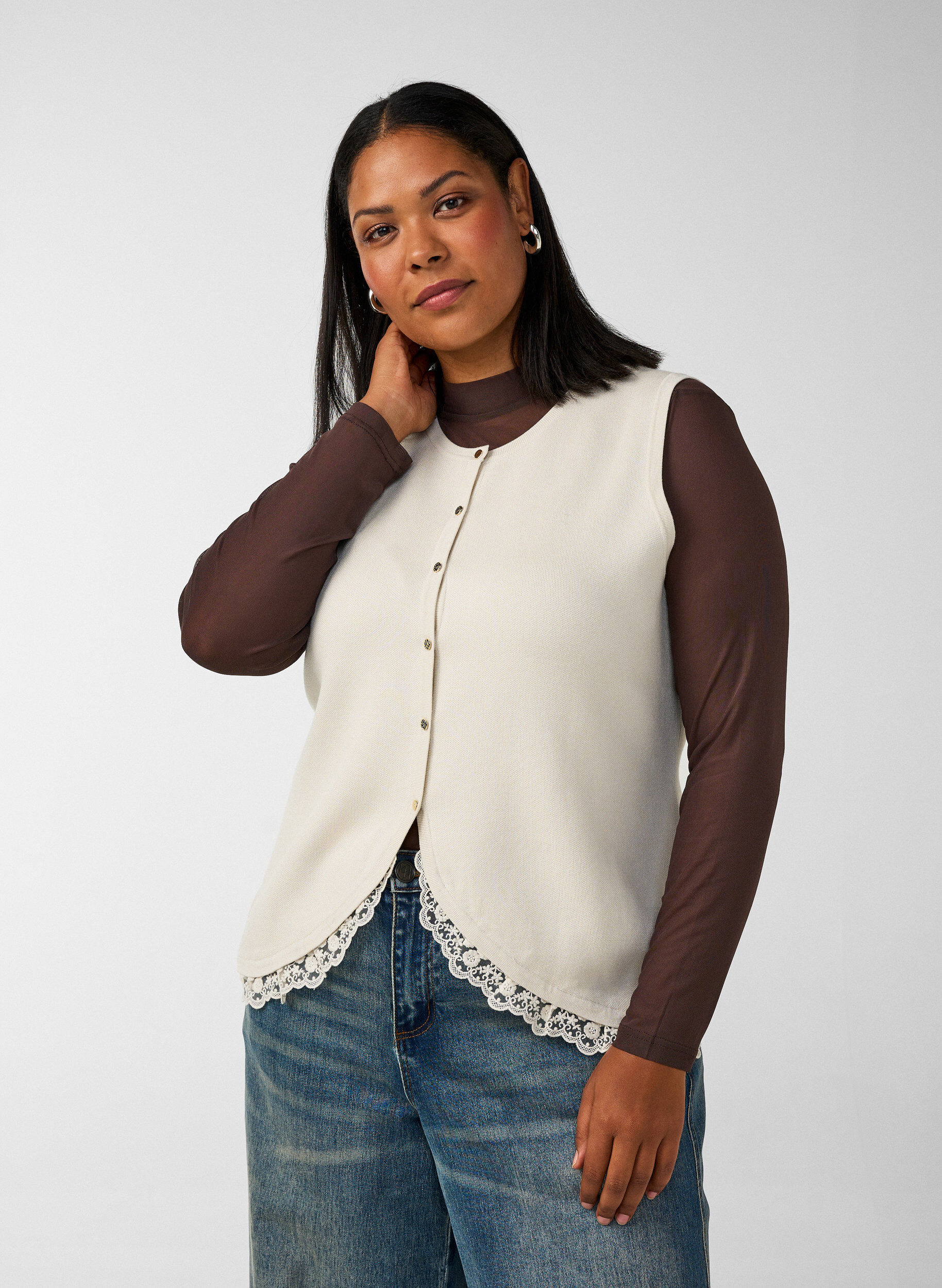 ZizziNeulottu liivi pitsireunuksella, Vanilja, Model image number 0