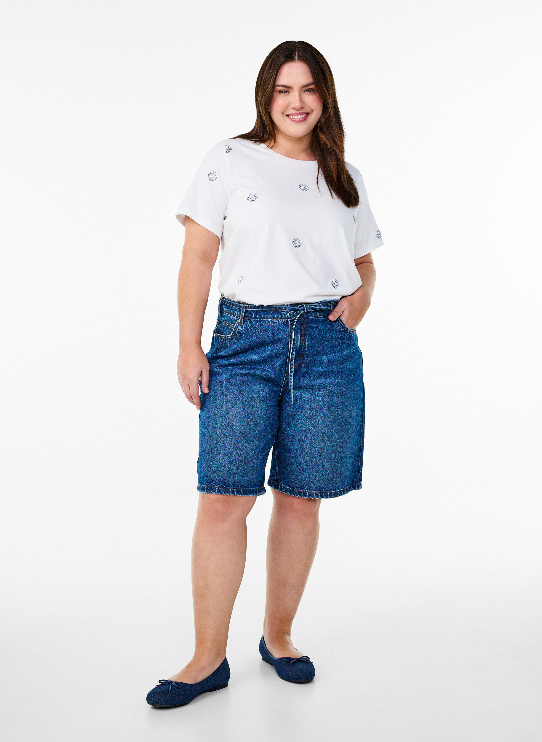 Zizzi Luomupuuvillainen T-paita kirjailuilla kuvioilla, Valkoinen, Model image number 1