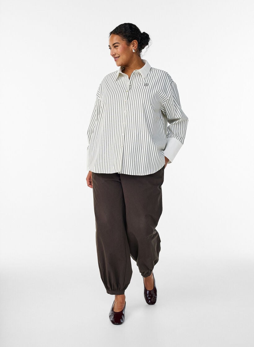 Rento raidallinen paita leveill&auml; kalvosimilla, Valkoinen, Model image number 1