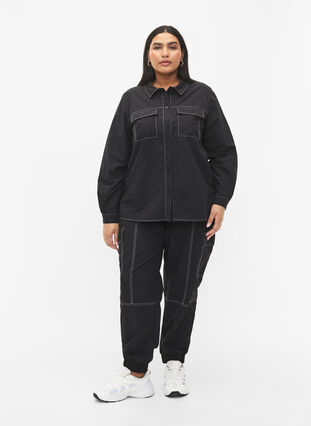 Cargo-housut, joissa on kontrastiset ompeleet, Black, Model image number 0