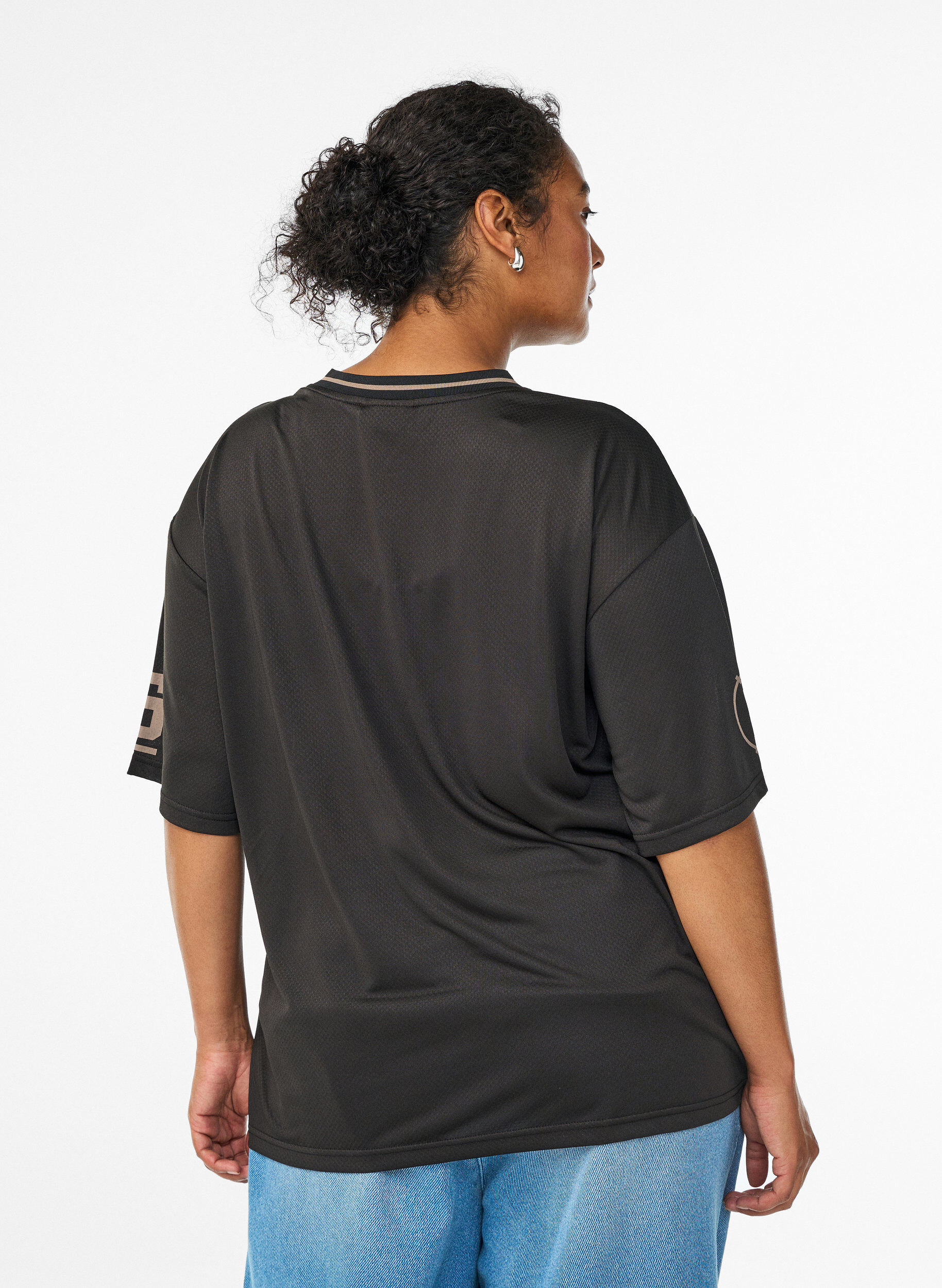 Zizzi Sporttinen T-paita V-p&auml;&auml;ntiell&auml; ja racing-printill&auml;, Musta, Model image number 2