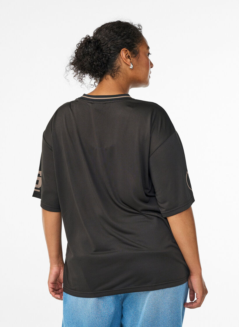 Sporttinen T-paita V-pääntiellä ja racing-printillä, Musta, Model image number 2