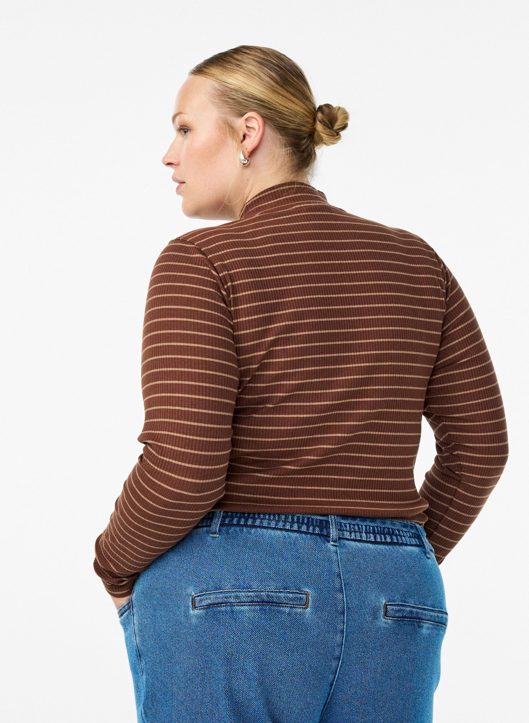 Zizzi Raidallinen ribattu jersey-pusero korkealla kauluksella., Ruskea, Model image number 2