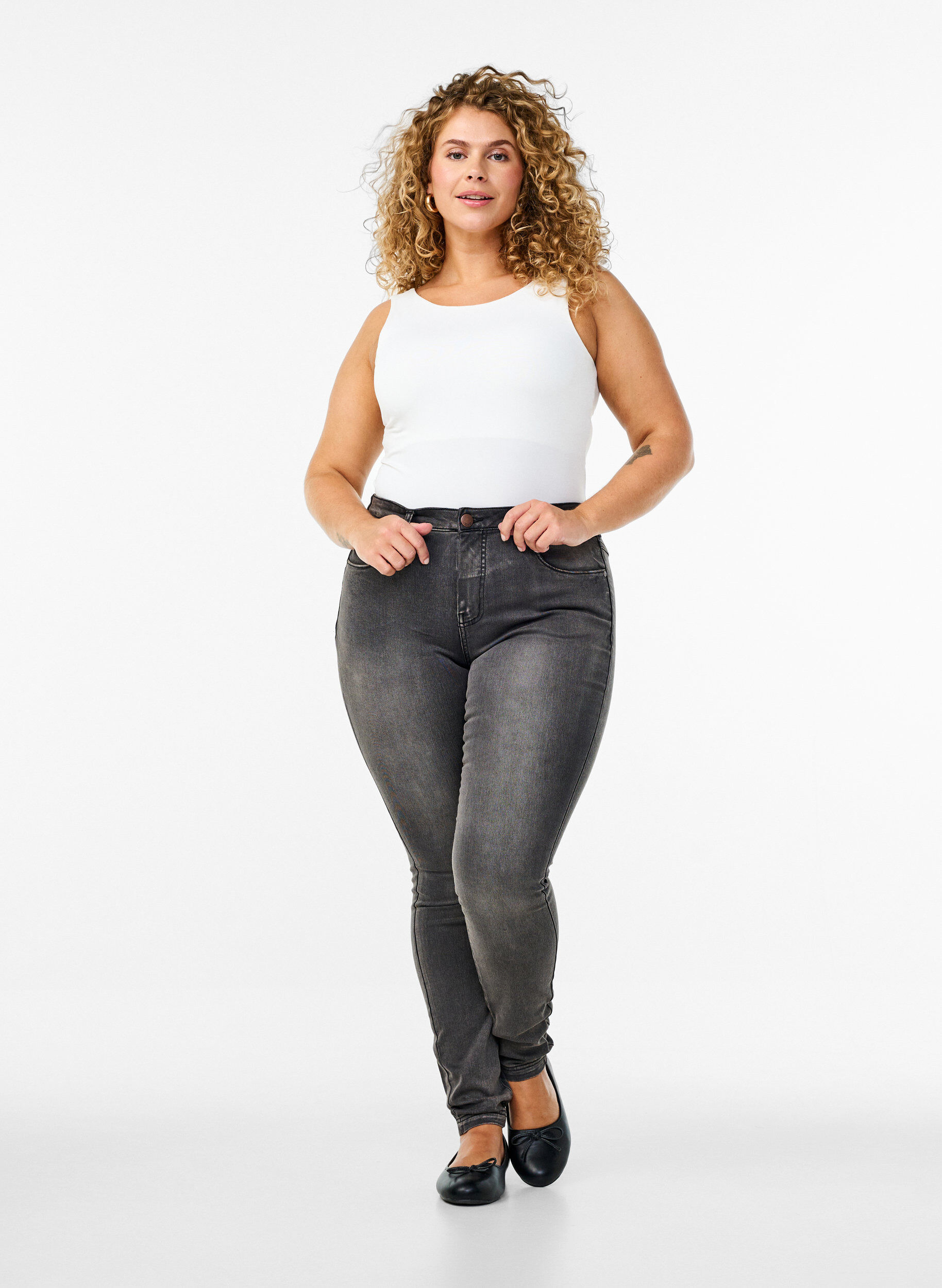 Super slim Amy-farkut korkealla vy&ouml;t&auml;r&ouml;ll&auml;, Dark Grey Denim, Model