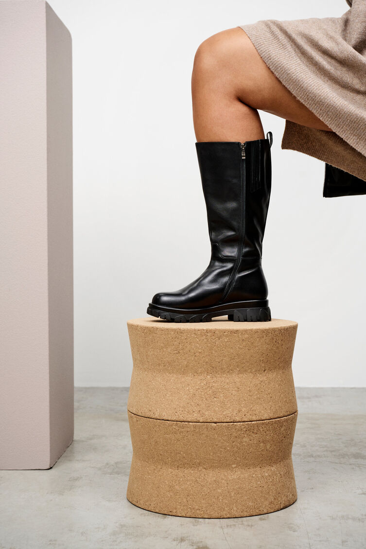 Wide fit -nahkanilkkurit vetoketjulla, Black, Model image number 1