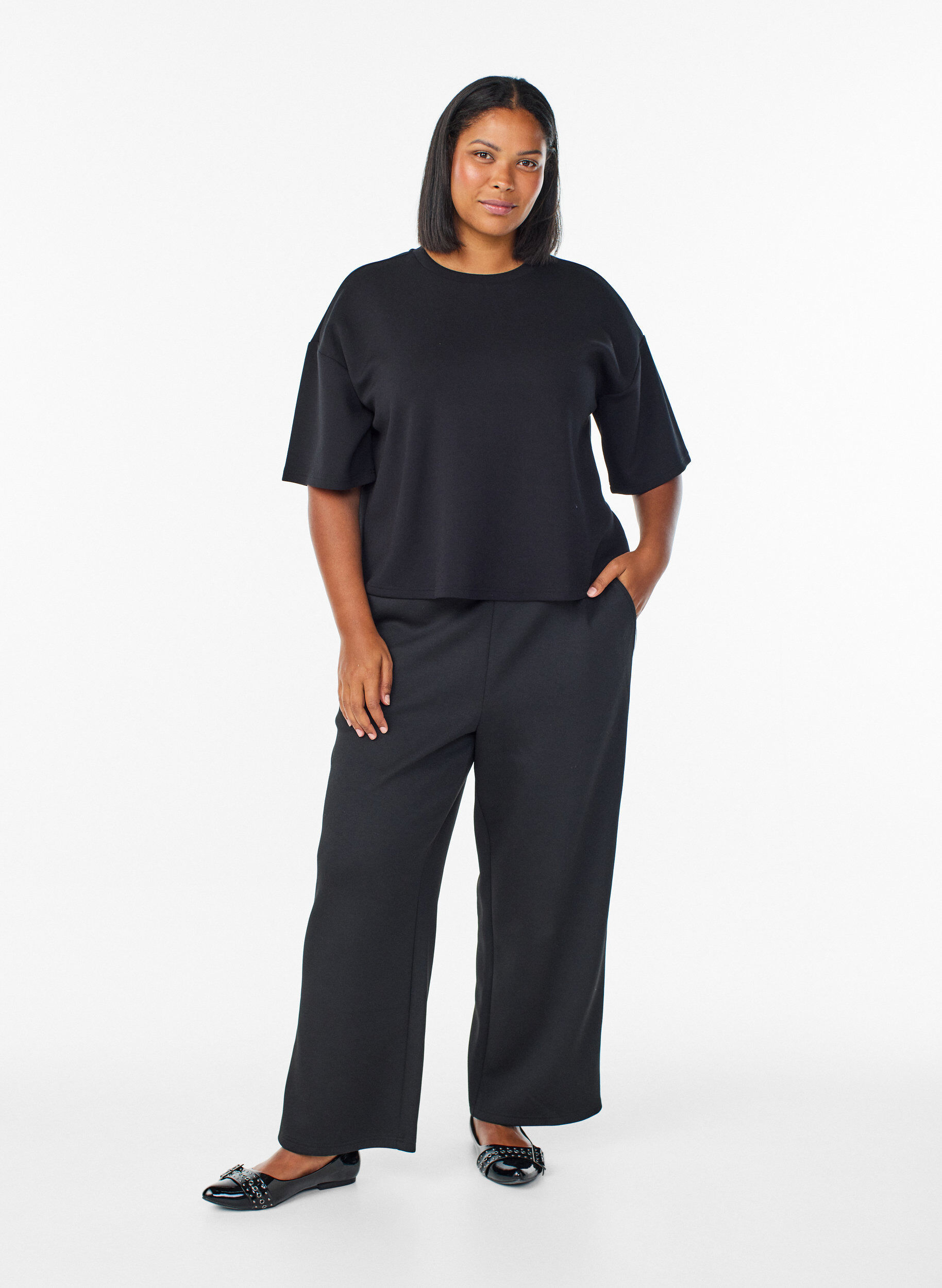 Zizzi Lyhyt loose fit t-paita modal-sekoitteesta, Musta, Model image number 1