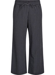 V&auml;lj&auml;t housut, joissa on korkea vy&ouml;t&auml;r&ouml; ja taskut., Musta