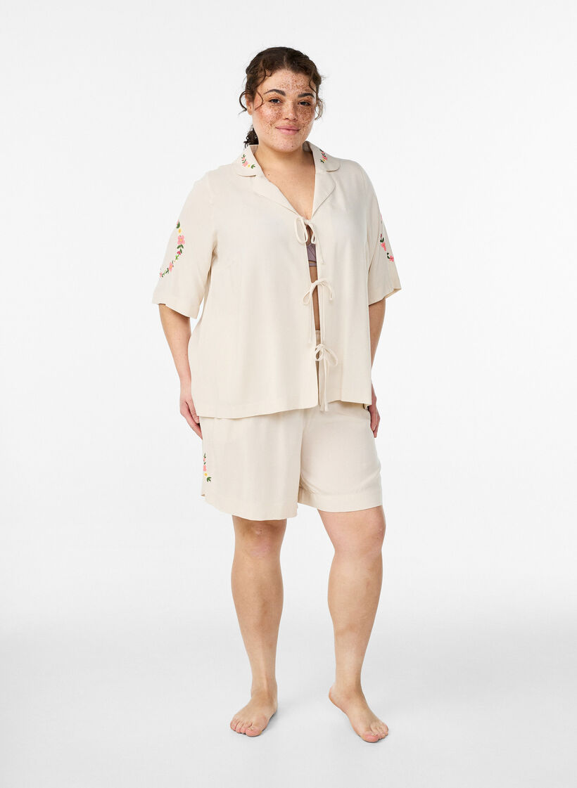 Rentoistuvaiset pyjamashortsit viskoosista korkealla vy&ouml;t&auml;r&ouml;ll&auml;, Beige, Model image number 1