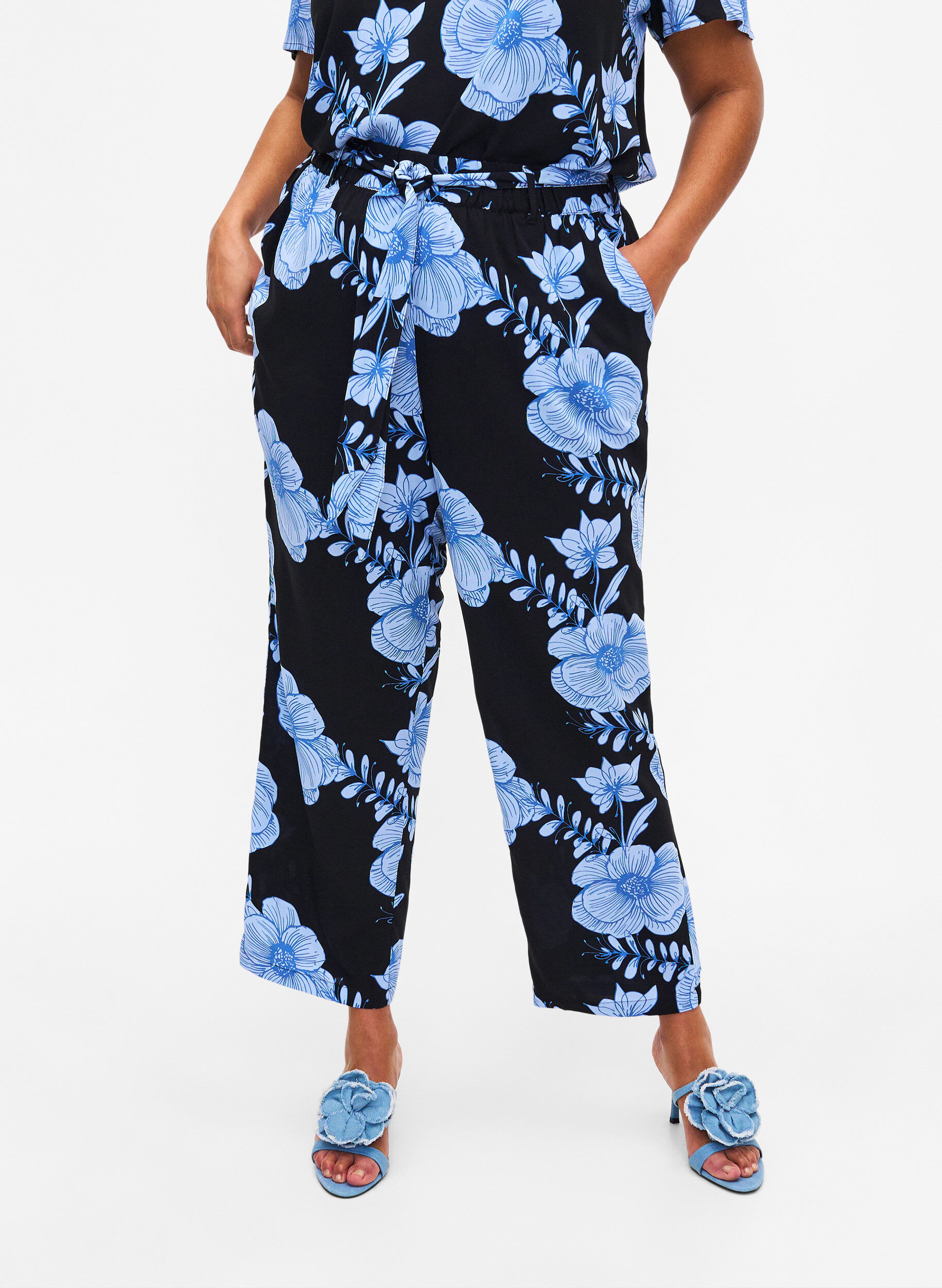 Zizzi Korkeavy&ouml;t&auml;r&ouml;iset viskoosihousut, Musta, Model image number 2