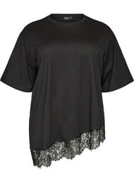 T-paita ep&auml;symmetrisell&auml; pitsihelmalla, Musta