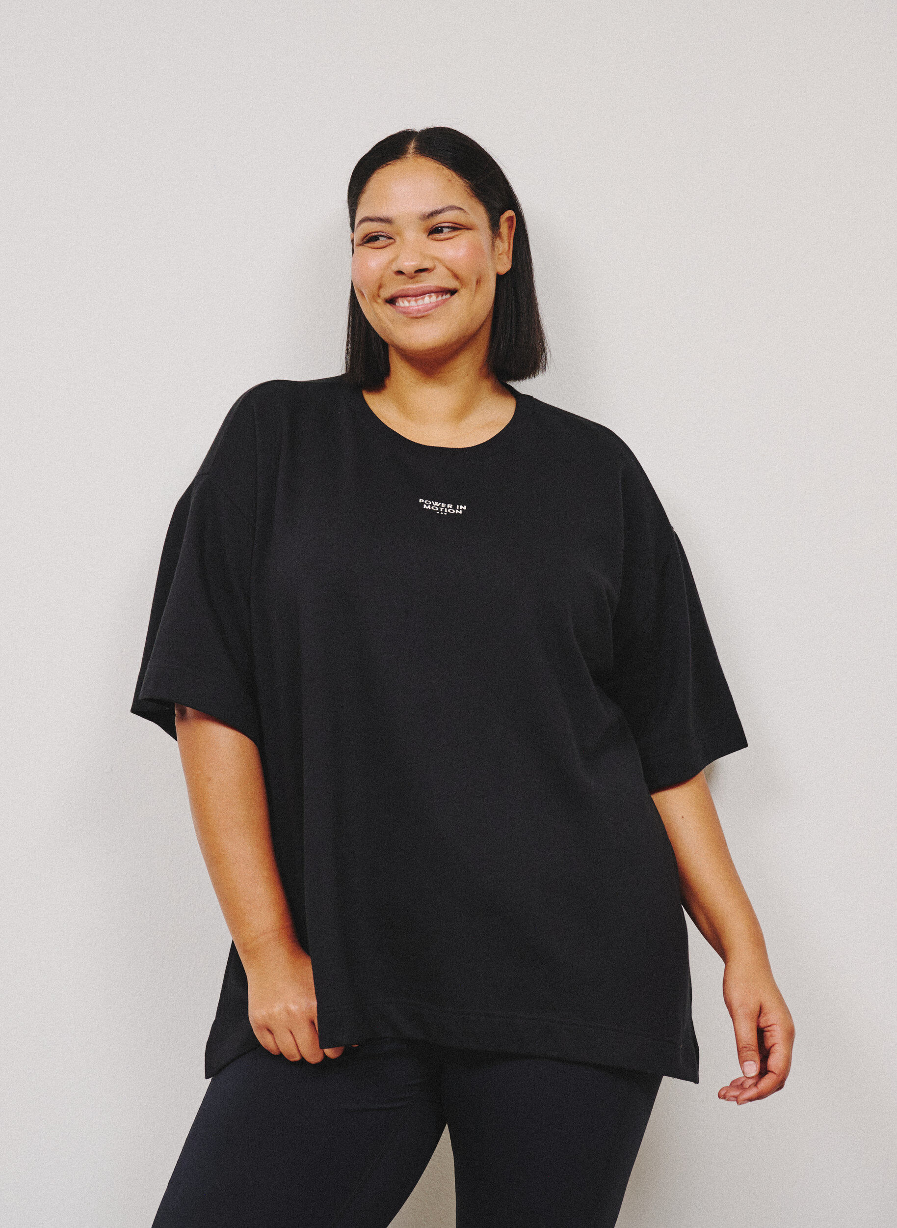 Zizzi Active T-paita rentolla istuvuudella ja kirjotulla statementilla, Musta, Image image number 0