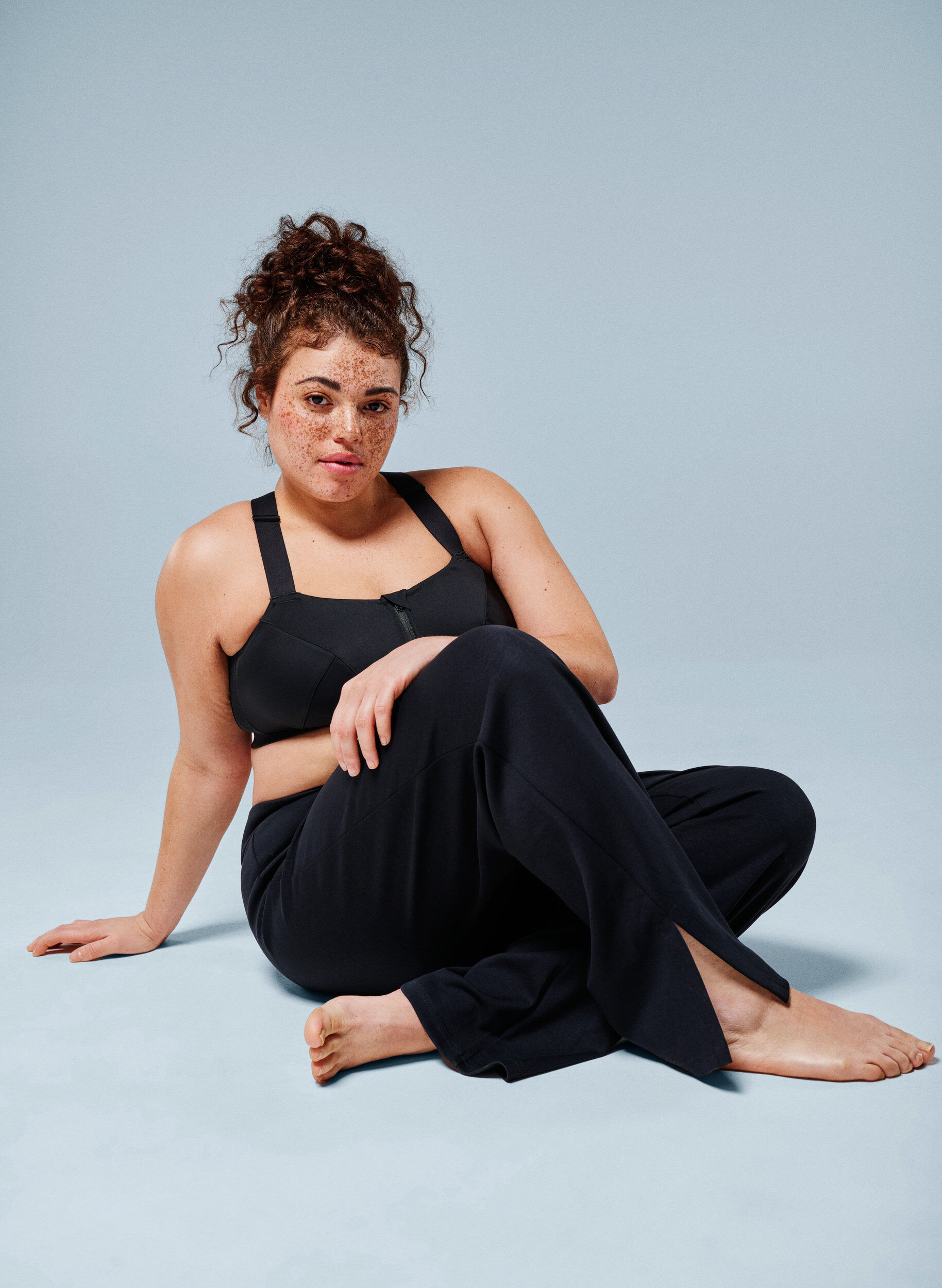 Zizzi Flare-housut halkioilla ja korkealla vy&ouml;t&auml;r&ouml;ll&auml;, Musta, Image image number 0