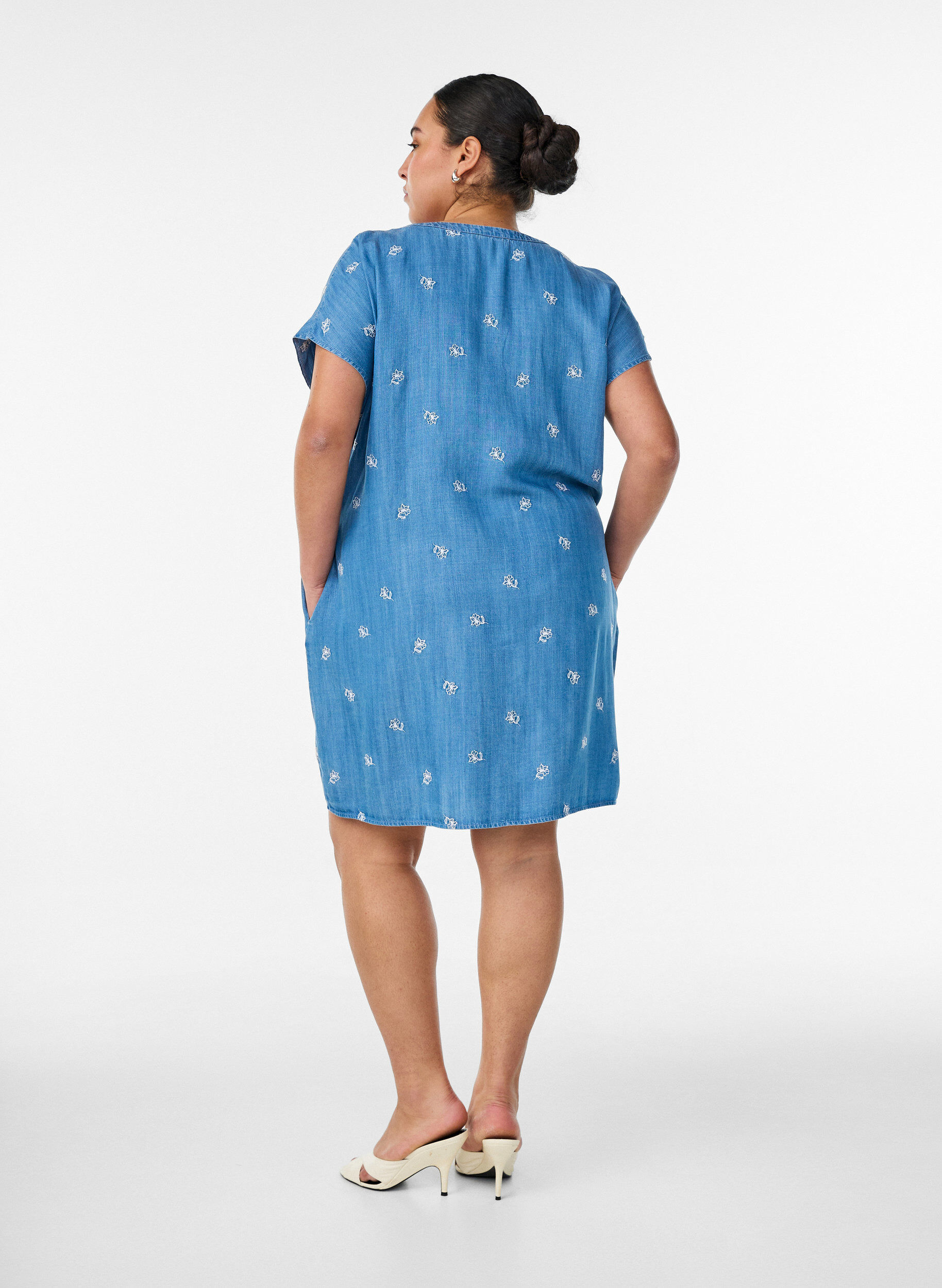 ZizziLyocell-mekko farkkutyylill&auml; ja kirjailuilla kukilla, Sininen, Model image number 2