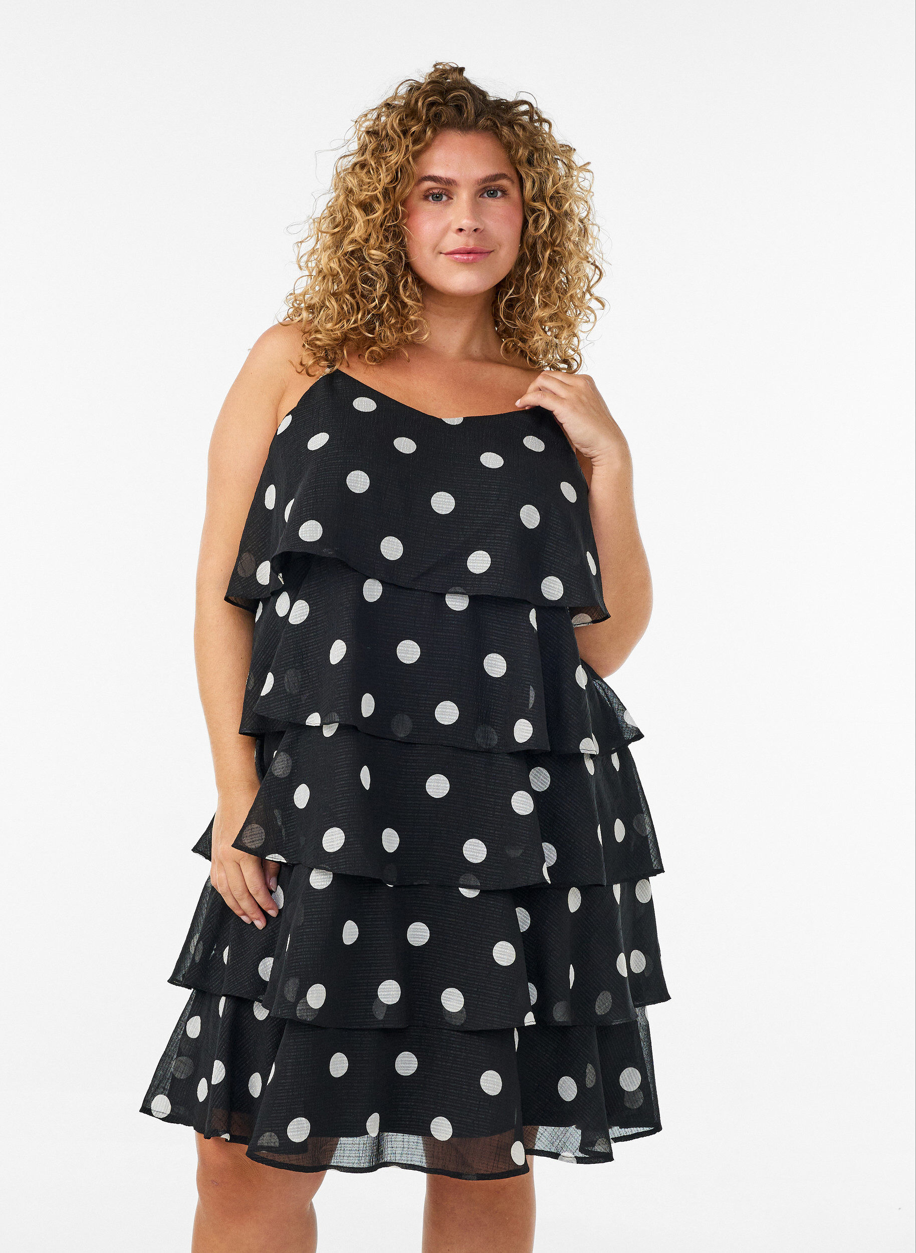 Kerrostettu mekko r&ouml;yhel&ouml;ill&auml; ja ohuilla olkaimilla, Musta, Model