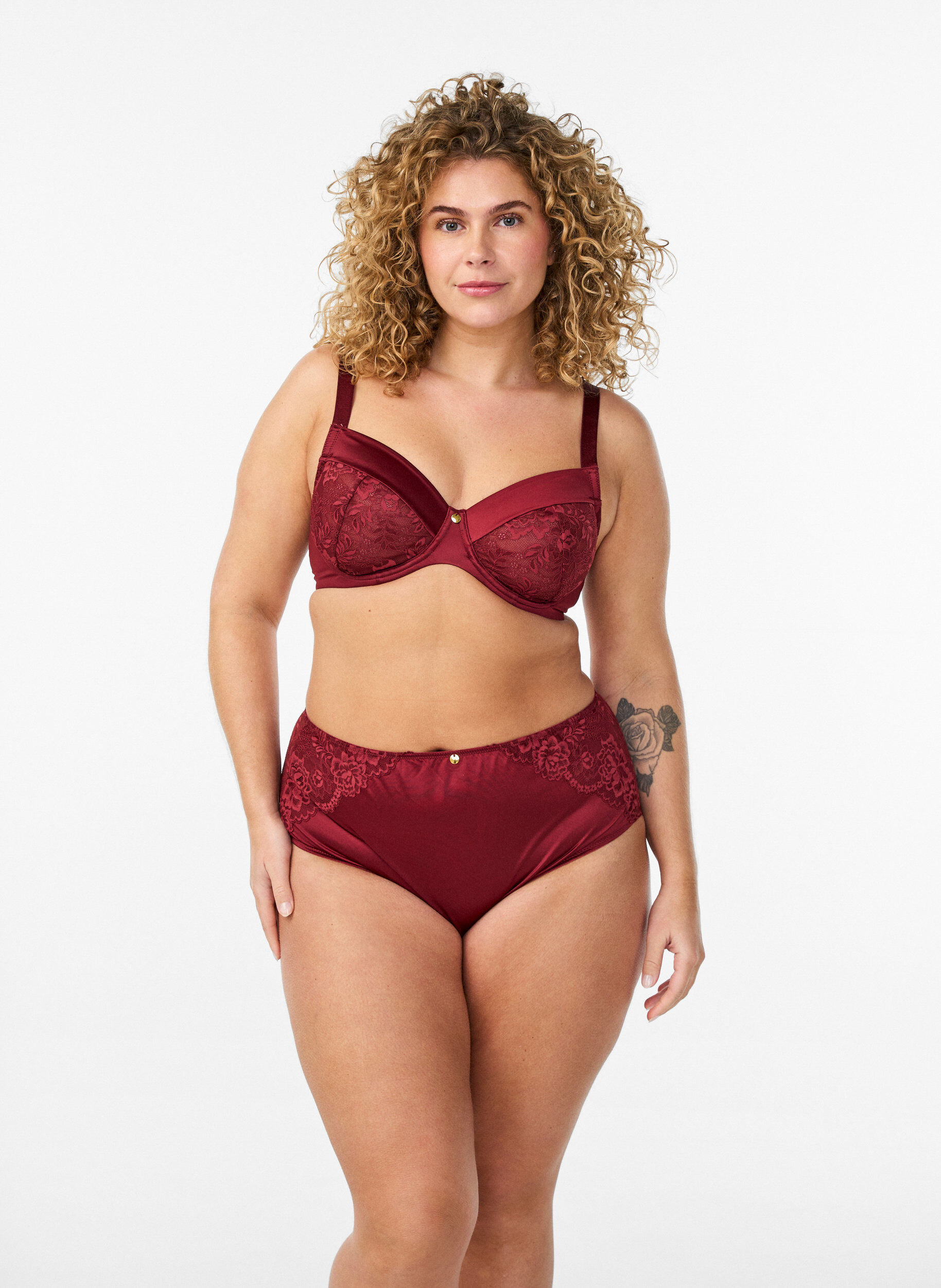 ZizziT&auml;yspeitt&auml;v&auml;t rintaliivit kiilt&auml;v&auml;st&auml; mikrokuitukankaasta, Tumma Bordeaux, Model image number 1