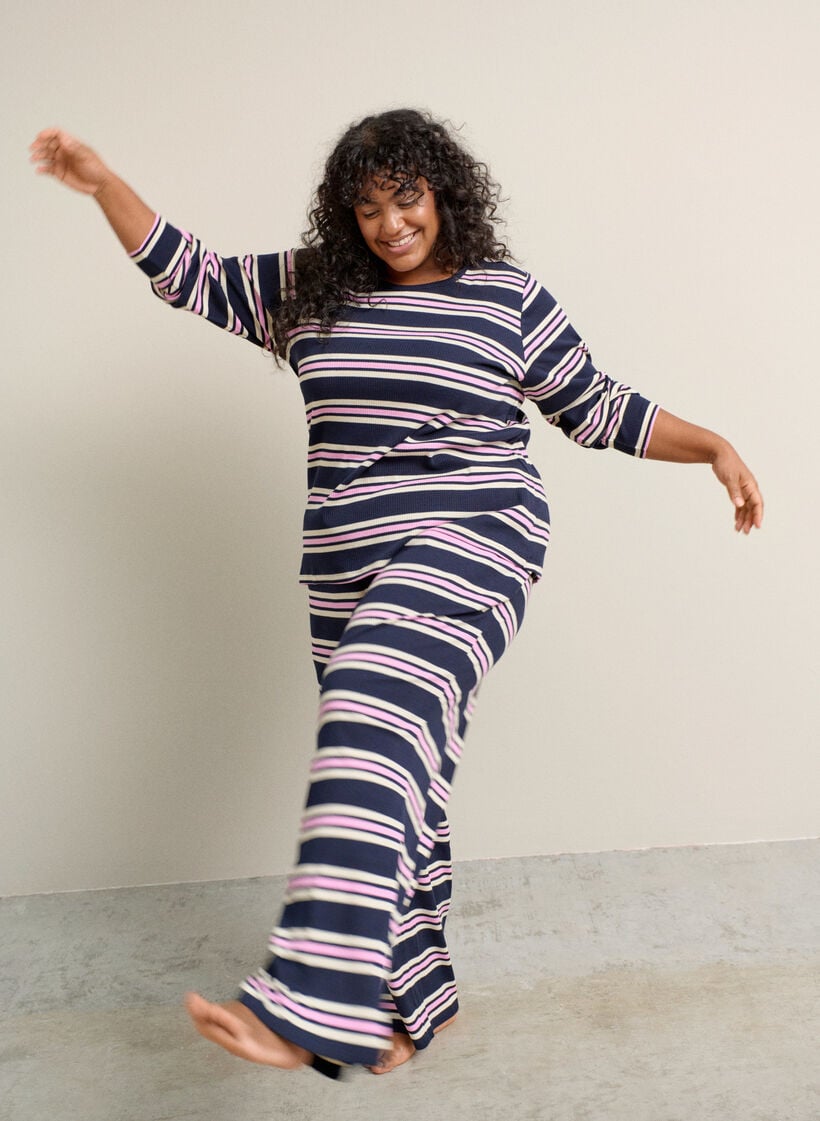 Pitk&auml;hihainen y&ouml;paita ribatusta jerseyst&auml;, jossa on raitoja, Sininen, Image image number 0