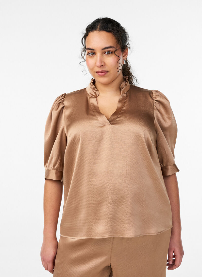 Satiinipintainen pusero 1/2-hihoilla ja r&ouml;yhel&ouml;kauluksella, Ruskea, Model image number 0