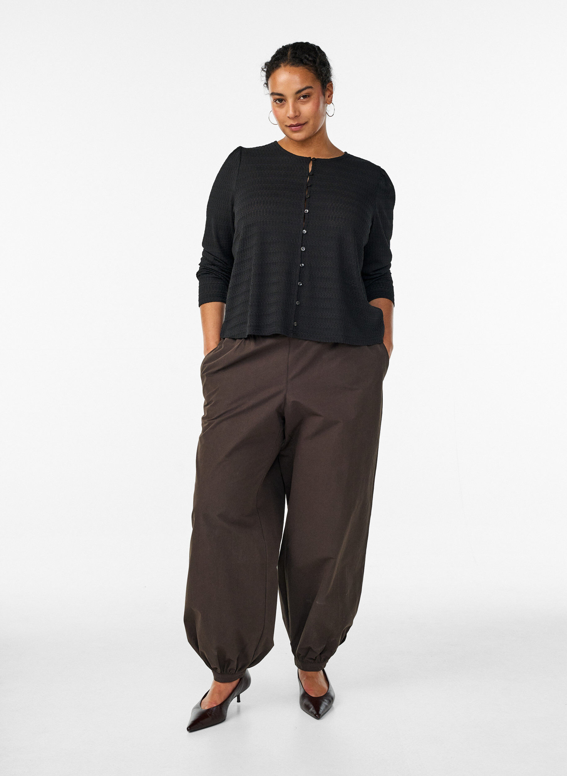 Zizzi Pusero strukturoidulla kuviolla ja nappikiinnityksell&auml;, Musta, Model image number 1